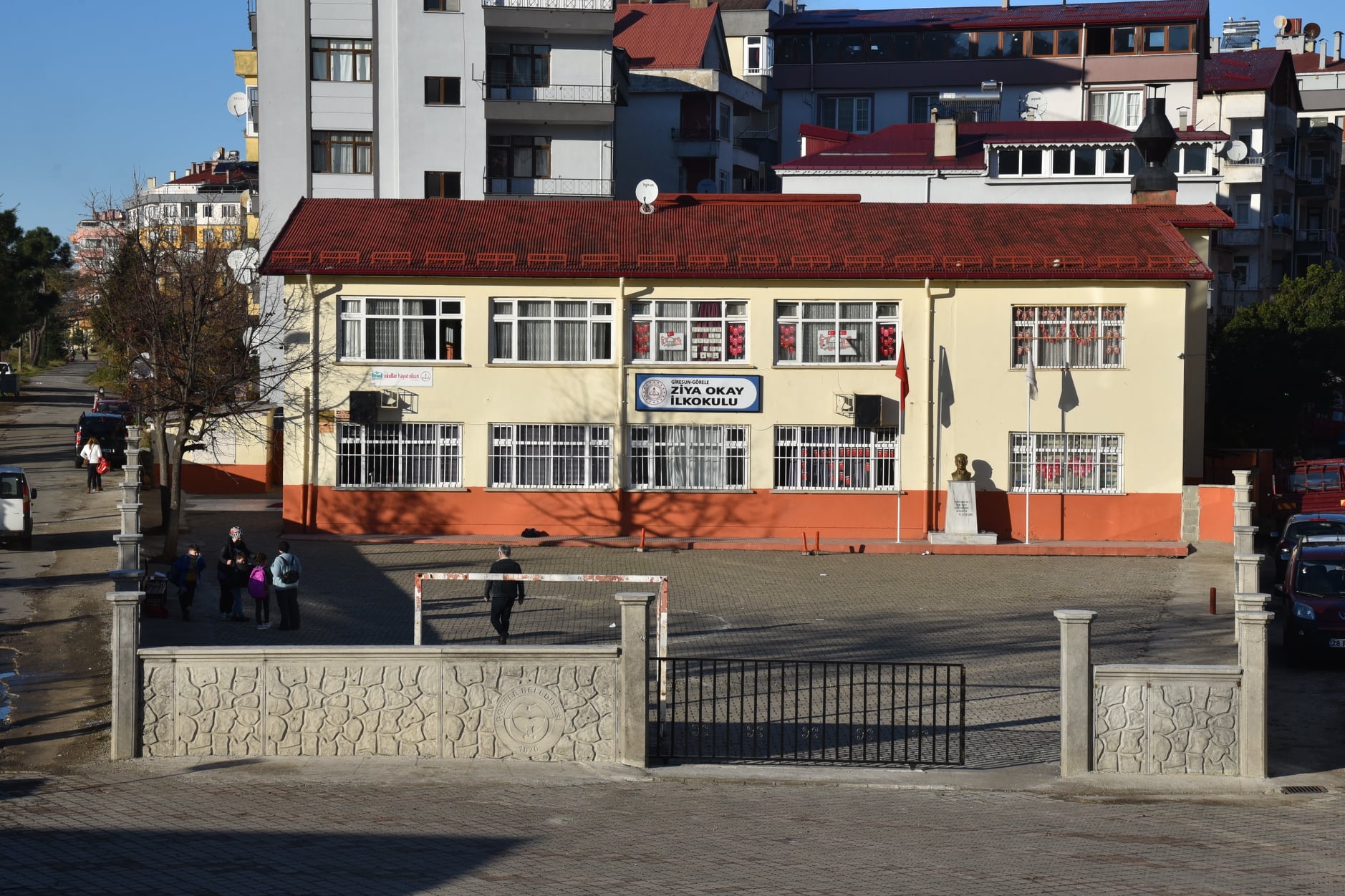 Ziya Okay İlkokulu’nun Bahçe Duvar İnşaatı Tamamlandı