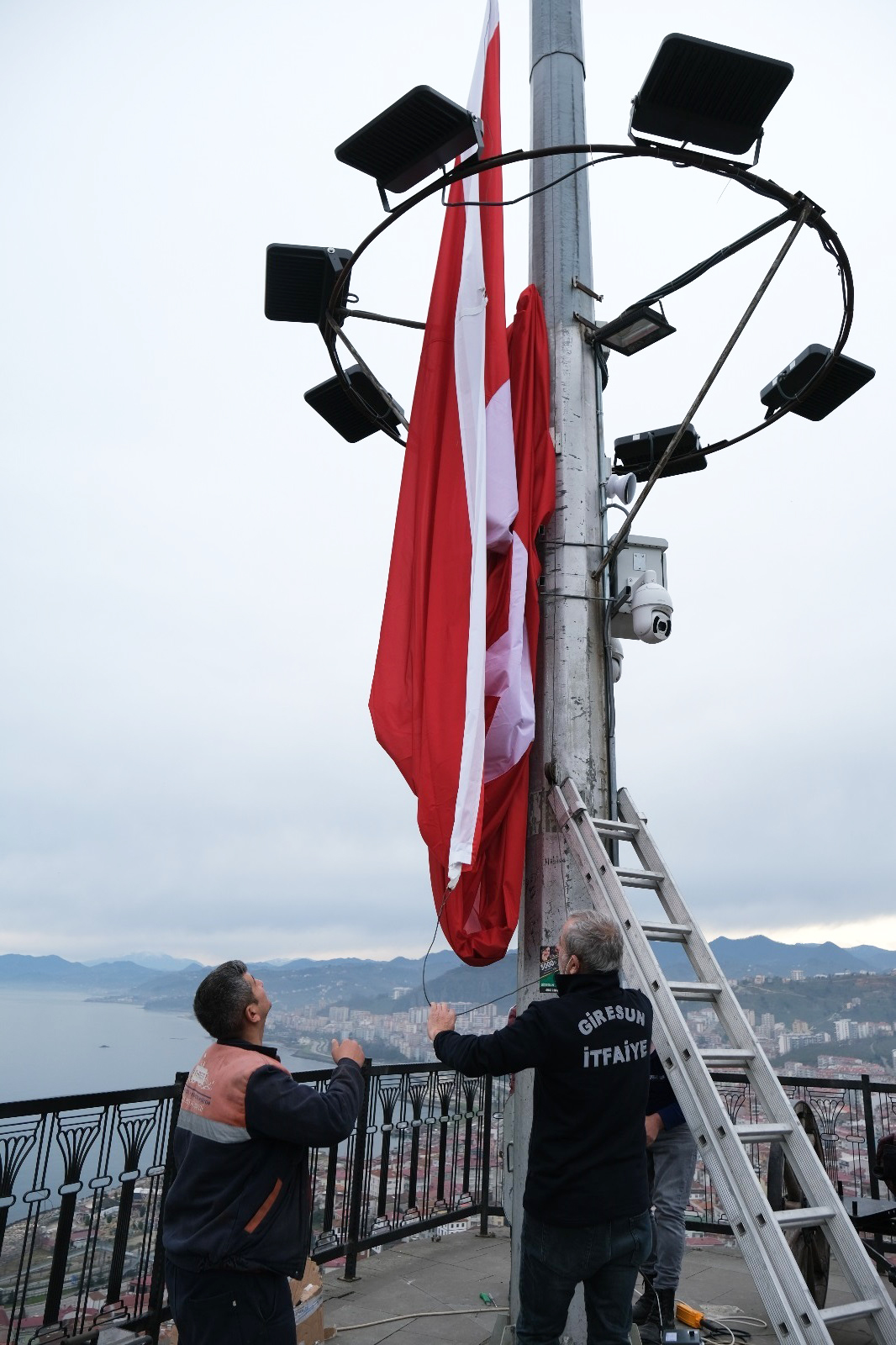 Giresun Kale’sinde ki Türk Bayrağı Yenilendi