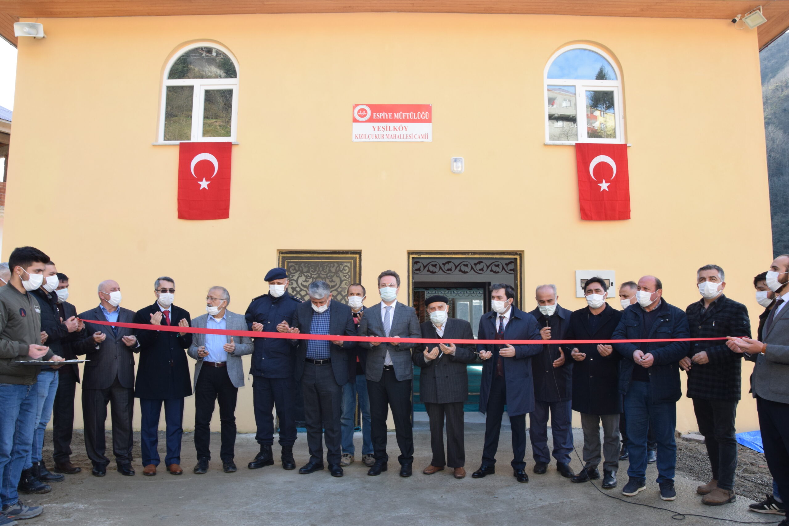 Espiye’de selde yıkılan Yeşilköy Kızılçukur Mahalle Camisi ibadete açıldı