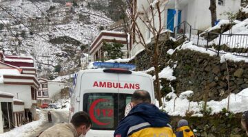 Kar Nedeniyle Ulaşılamayan Hastayı Jandarma Ambulansa Teslim Etti
