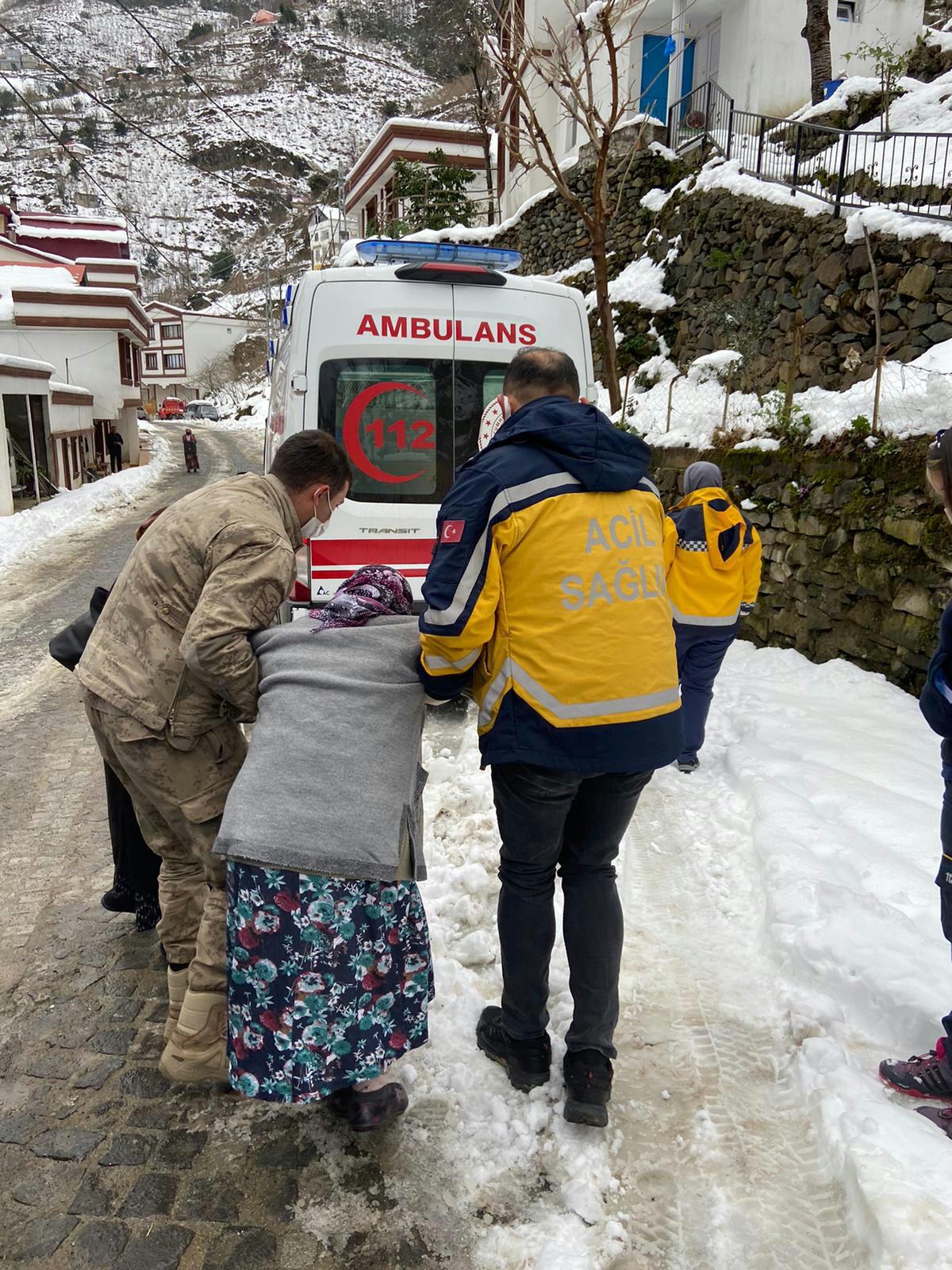 Kar Nedeniyle Ulaşılamayan Hastayı Jandarma Ambulansa Teslim Etti