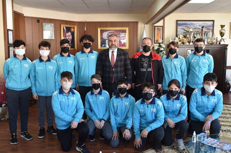 Mehmet Gürel Ortaokulu Yıldız Erkek Hentbol Takımından Başkan Erener’e Ziyaret