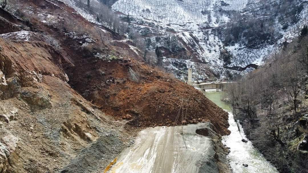 Giresun’da Kovanlık-Aydındere yolu heyelan nedeniyle kapandı