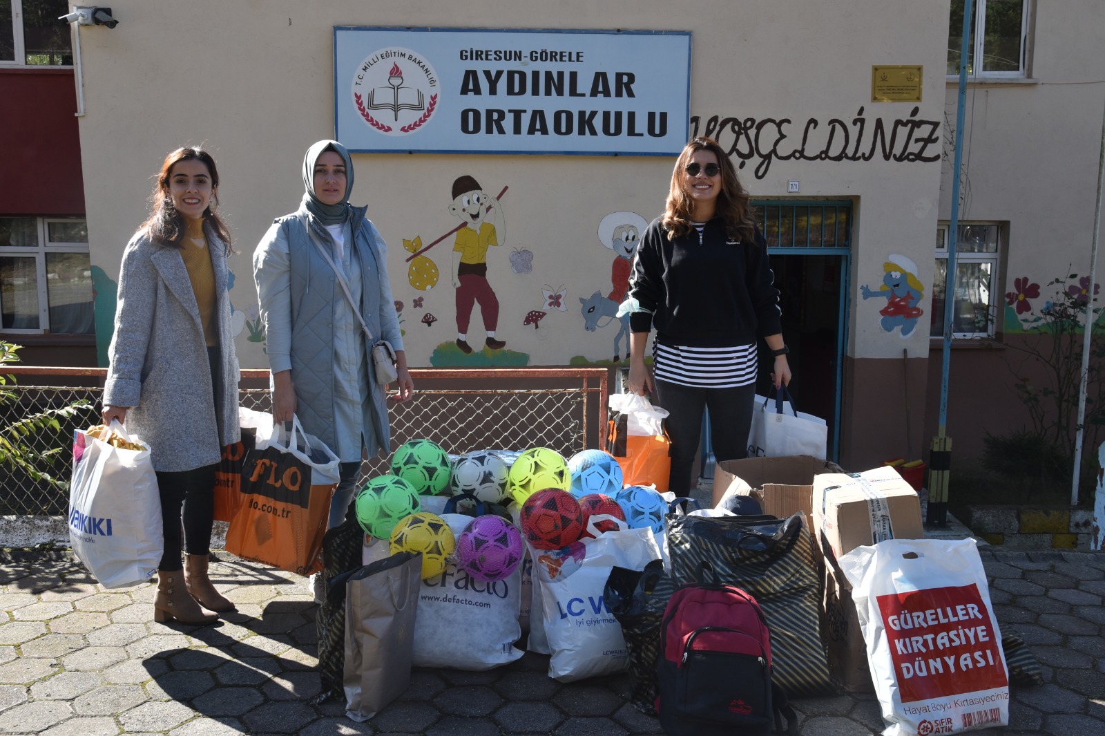 Temin Ettiği Yardım Malzemelerini İhtiyaç Sahibi Öğrencilere Ulaştırıyor