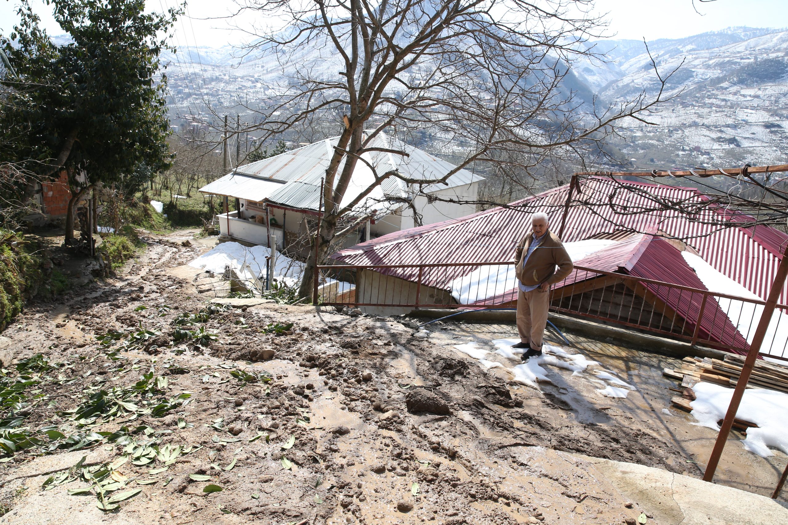 Piraziz’de Dört Evin Etkilendiği Heyelanla İlgili İnceleme Yapılıyor