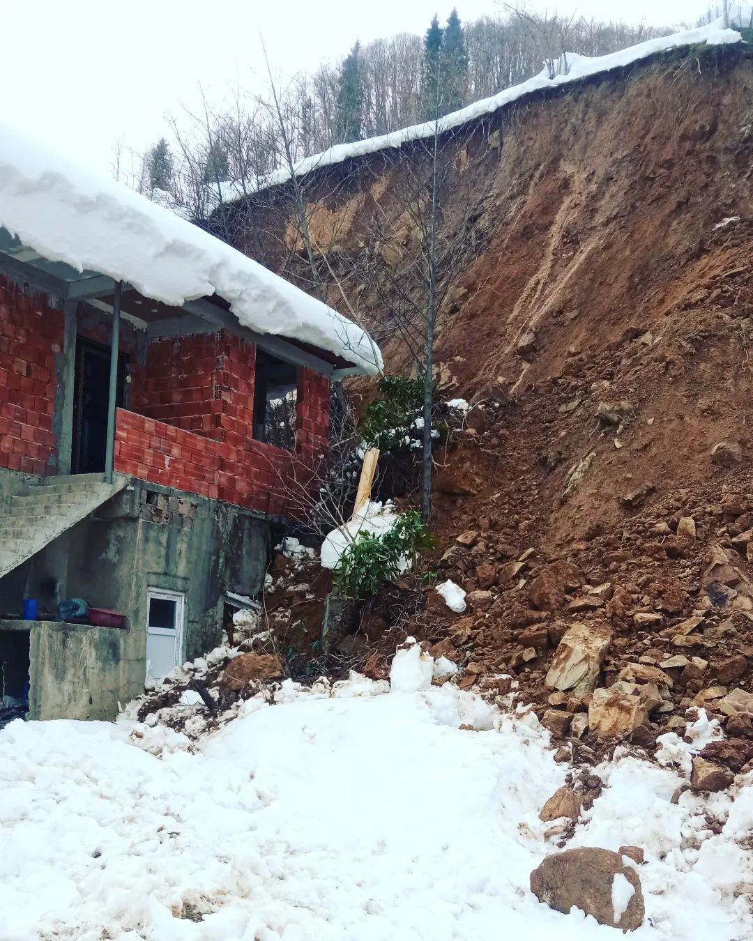 Espiye’de meydana gelen heyelanda bir ev hasar gördü