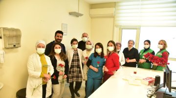 Giresun Belediyesi Sağlık Çalışanlarına Karanfil Dağıttı