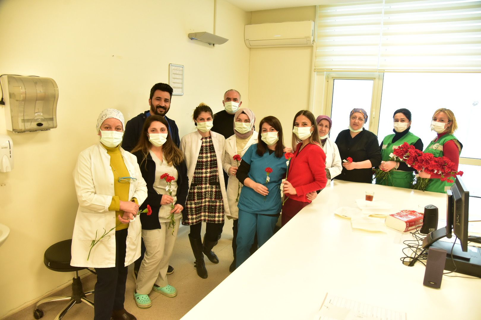 Giresun Belediyesi Sağlık Çalışanlarına Karanfil Dağıttı