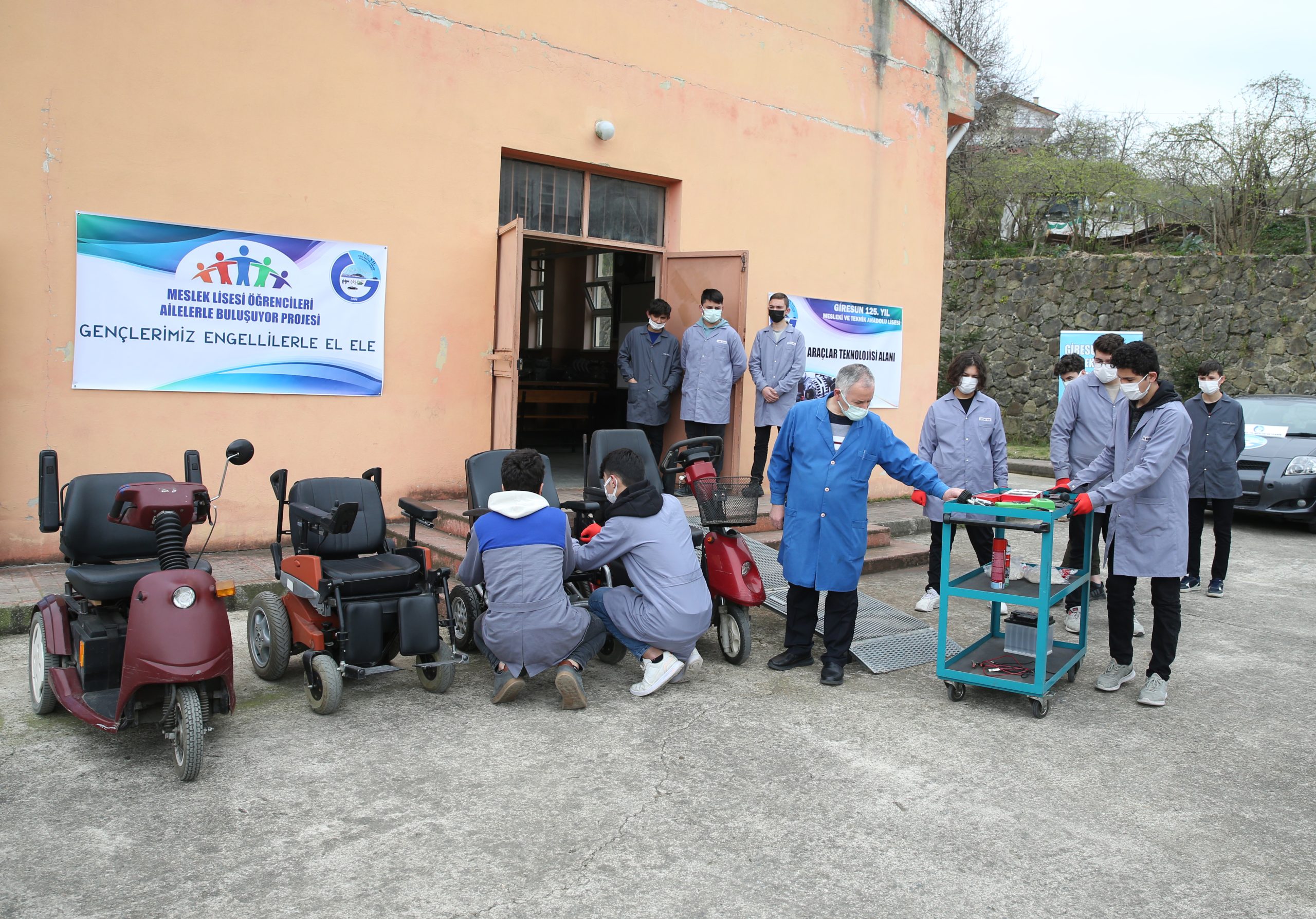 Giresun’da Meslek Lisesi Öğrencileri Engellilerin Akülü Araçlarını Tamir Ediyor