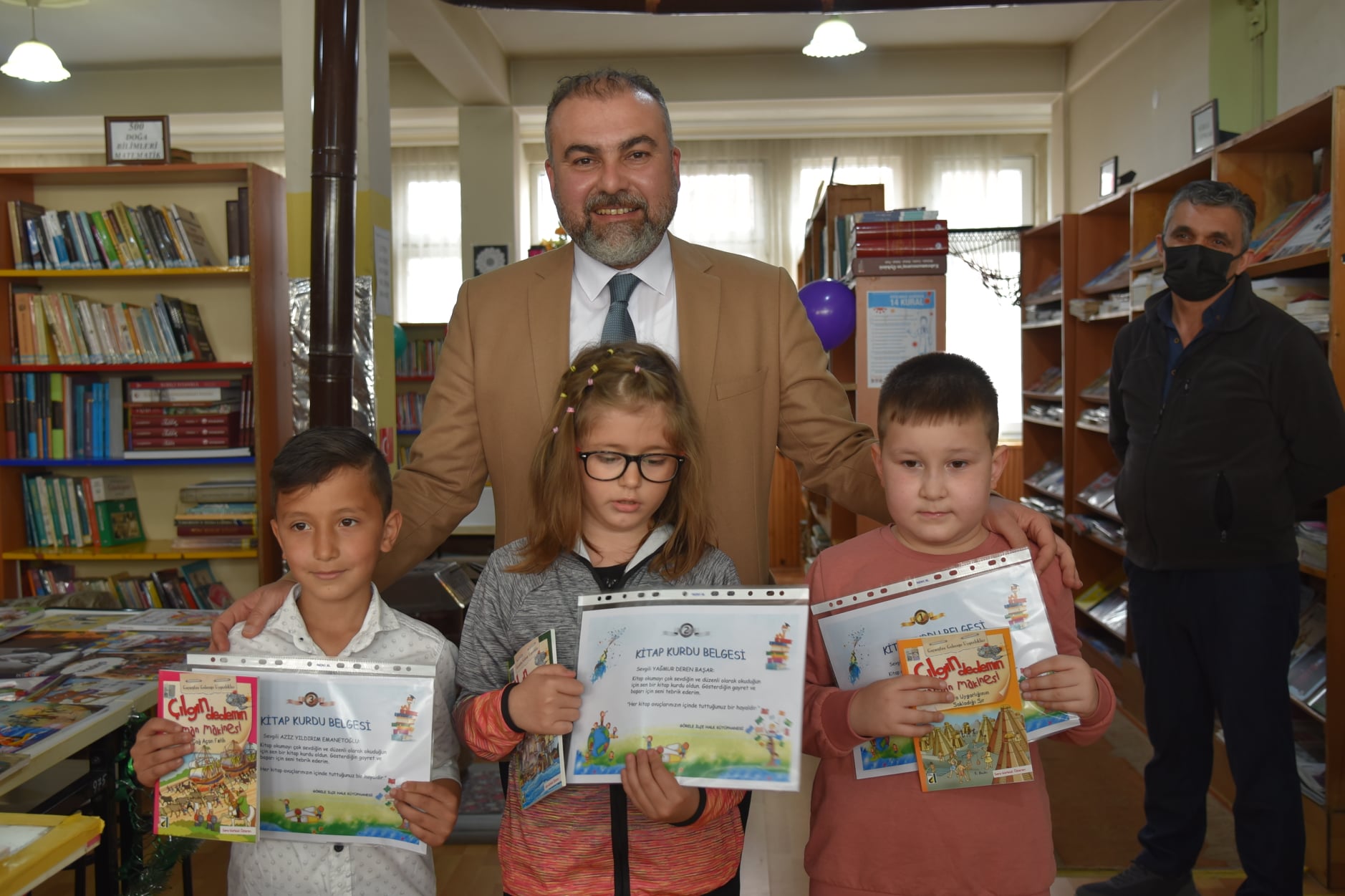 Başkan Erener En Çok Kitap Okuyan Öğrencilere Ödüllerini Verdi
