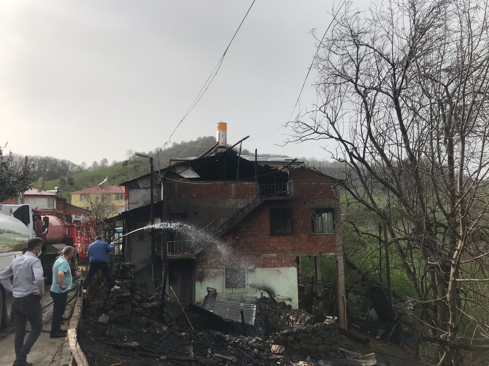 Giresun’da Çıkan Yangınlarda Bir Ev Ve Samanlık Kullanılmaz Hale Geldi