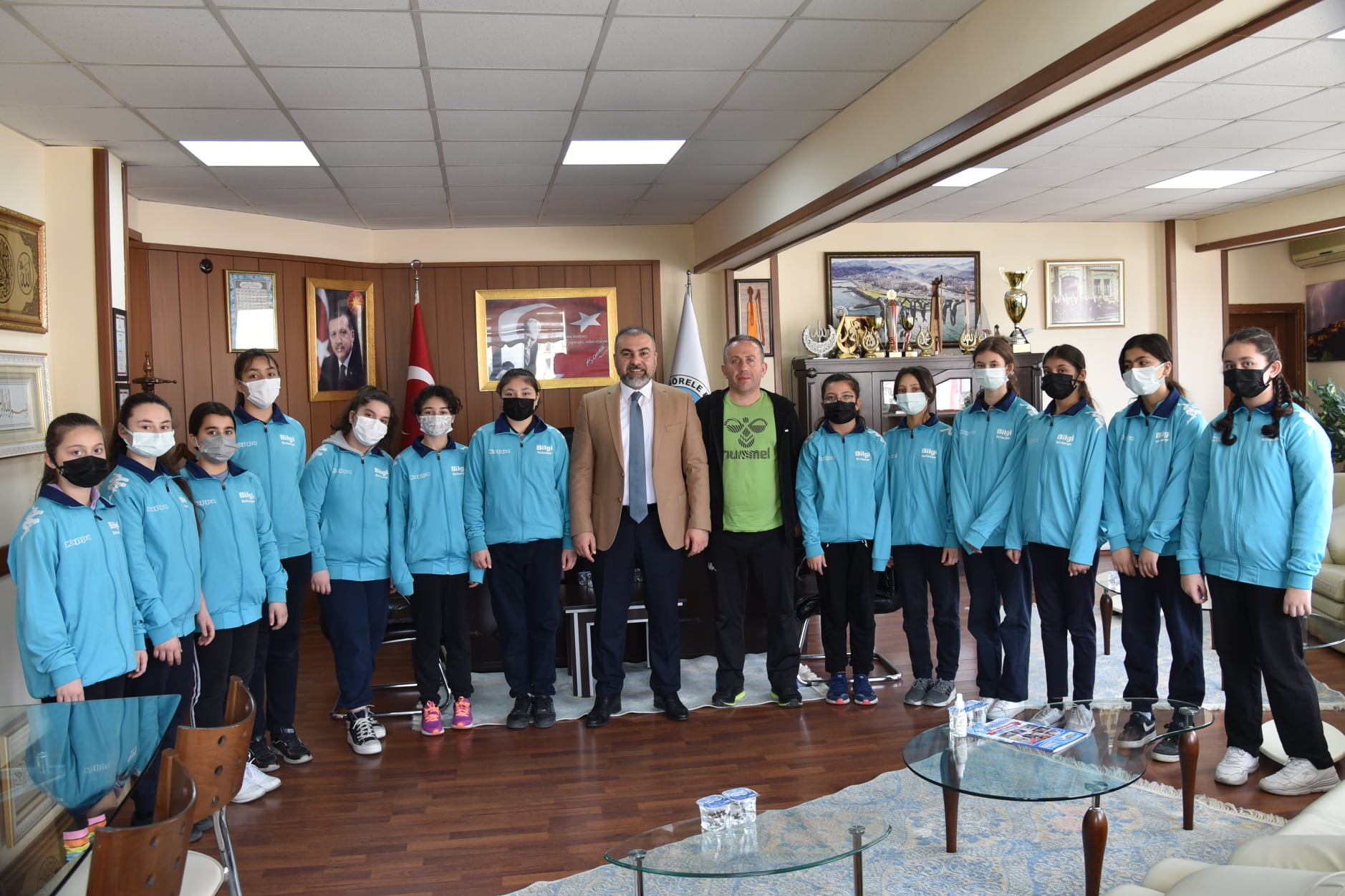 Başkan Erener, Türkiye Yarı Finallerine Yükselen Görele Mehmet Gürel Ortaokulu Küçükler Kızlar Hentbol Takımı Öğrencilerimizi Makamında Ağırladı