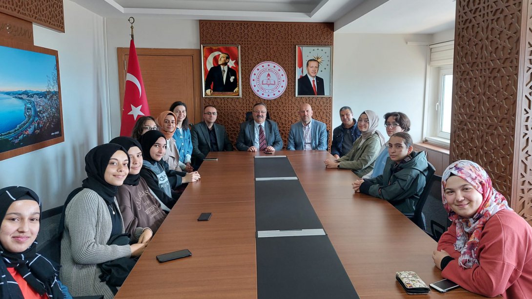 Müdür Tosunoğlu, Uşak’tan Gelen Öğrencileri Kabul Etti