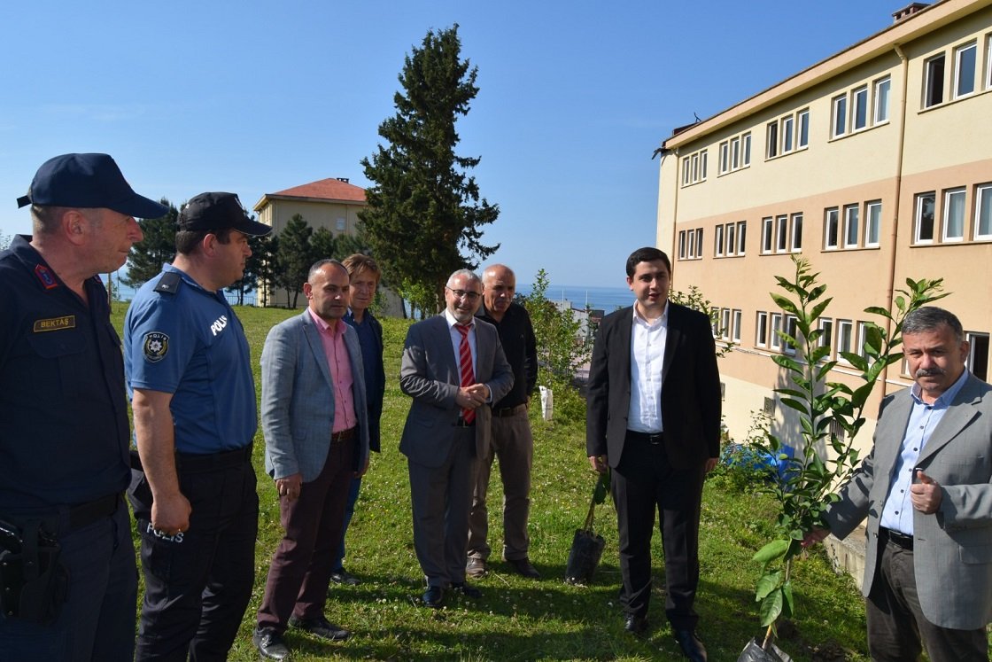 Piraziz’de Meyve Fidanları Toprakla Buluştu