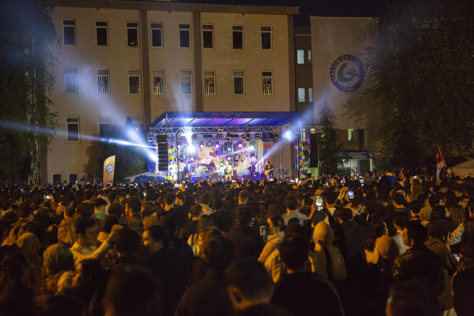 GRÜ Geleneksel Bahar Şenlikleri Muhteşem Bir Konserle Son Buldu