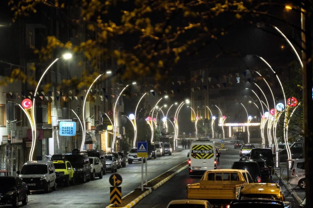 Aksu Mahallesi, Pazar Caddesi’nin İlk Etabında Işıklar Yandı