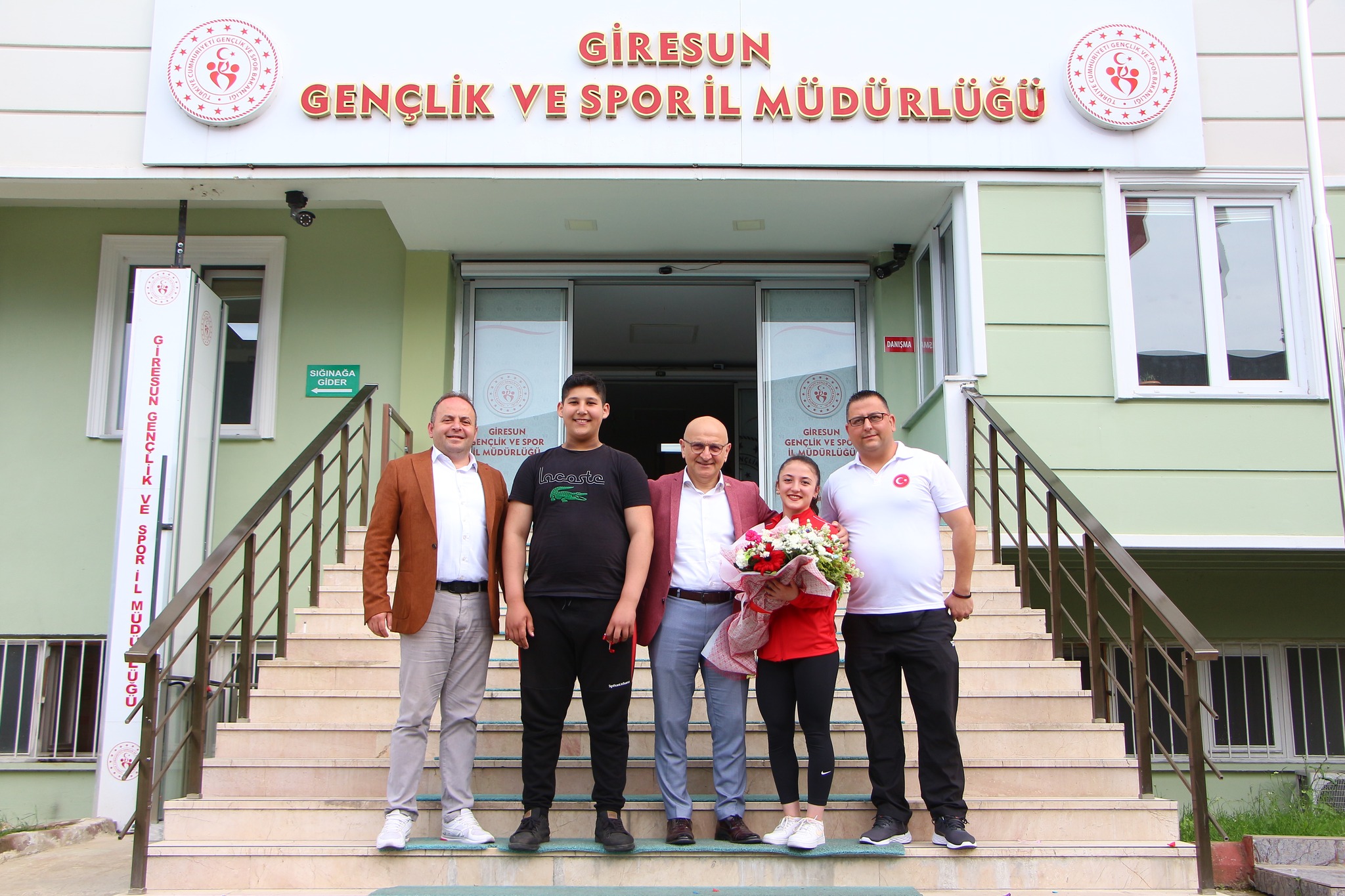 Şampiyonlar Çiçeklerle Karşılandı