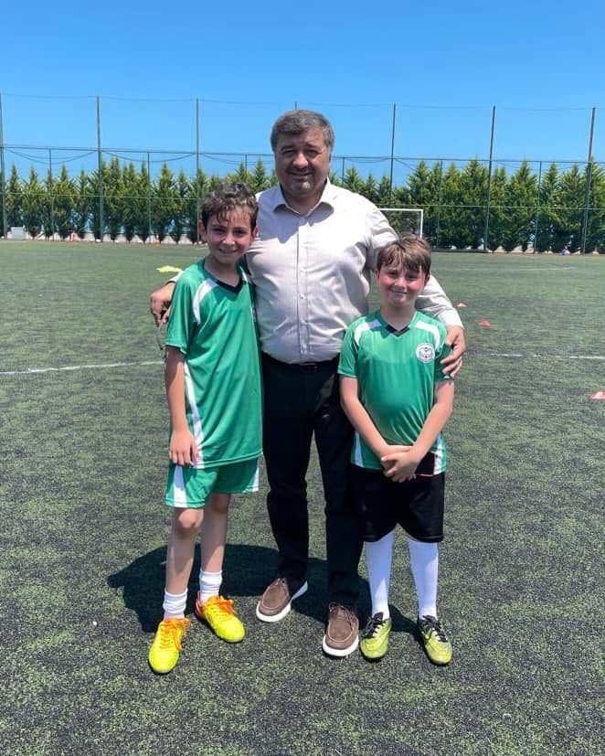 Başkan Şenlikoğlu Geleceğin Yıldızlarının Yetiştiği Futbol Okulunu Ziyaret Etti