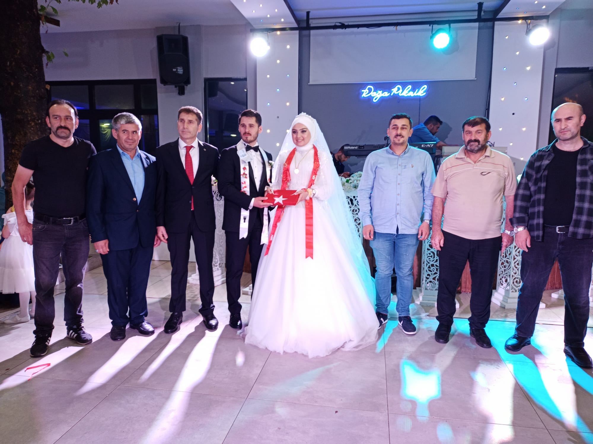 Başkan Pekdemir’den Genç Çifte Kur’an-ı Kerim ve Bayrak Hediyesi