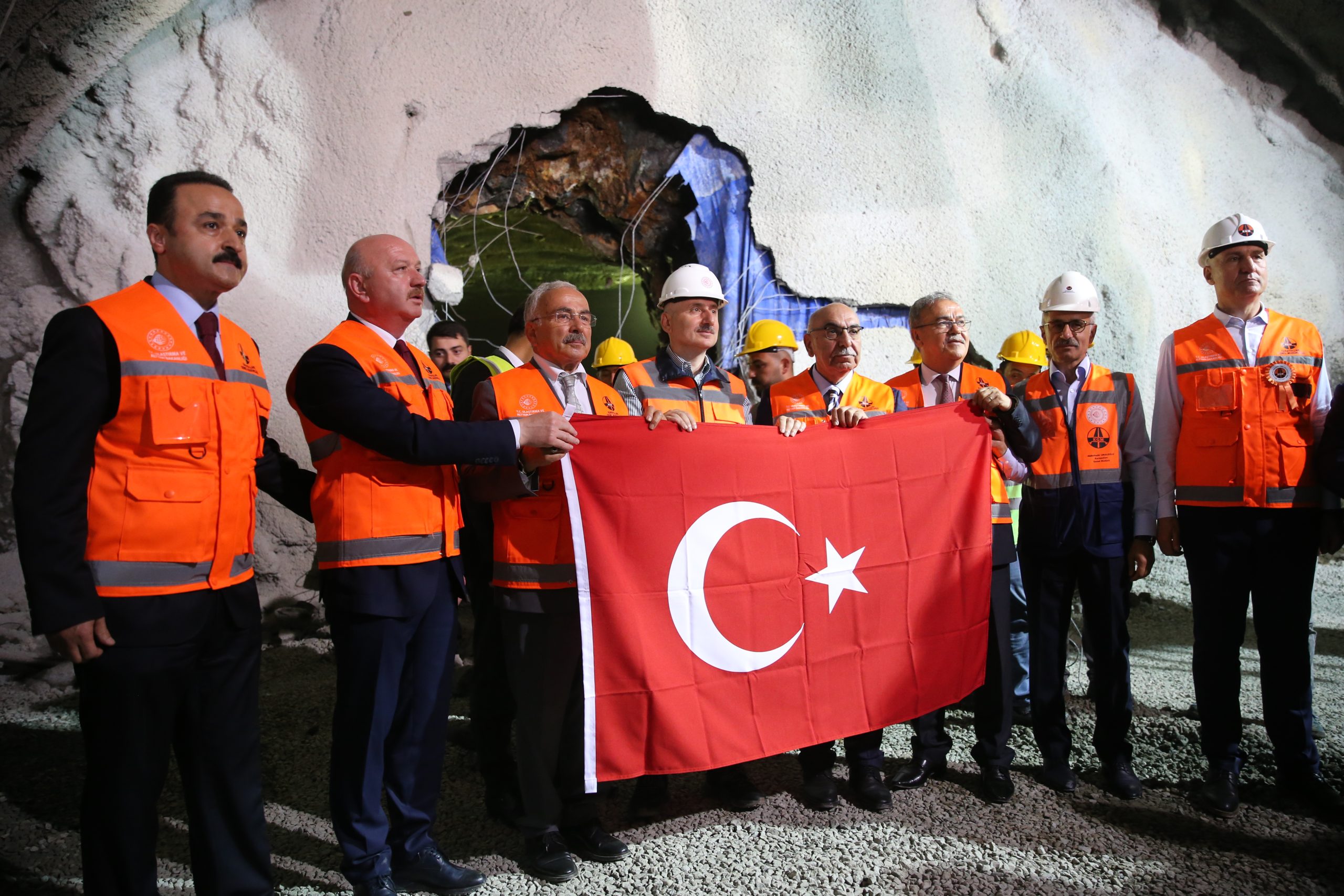 Bakan Karaismailoğlu, Akçatepe Tüneli Işık Görme Töreni’ne Katıldı