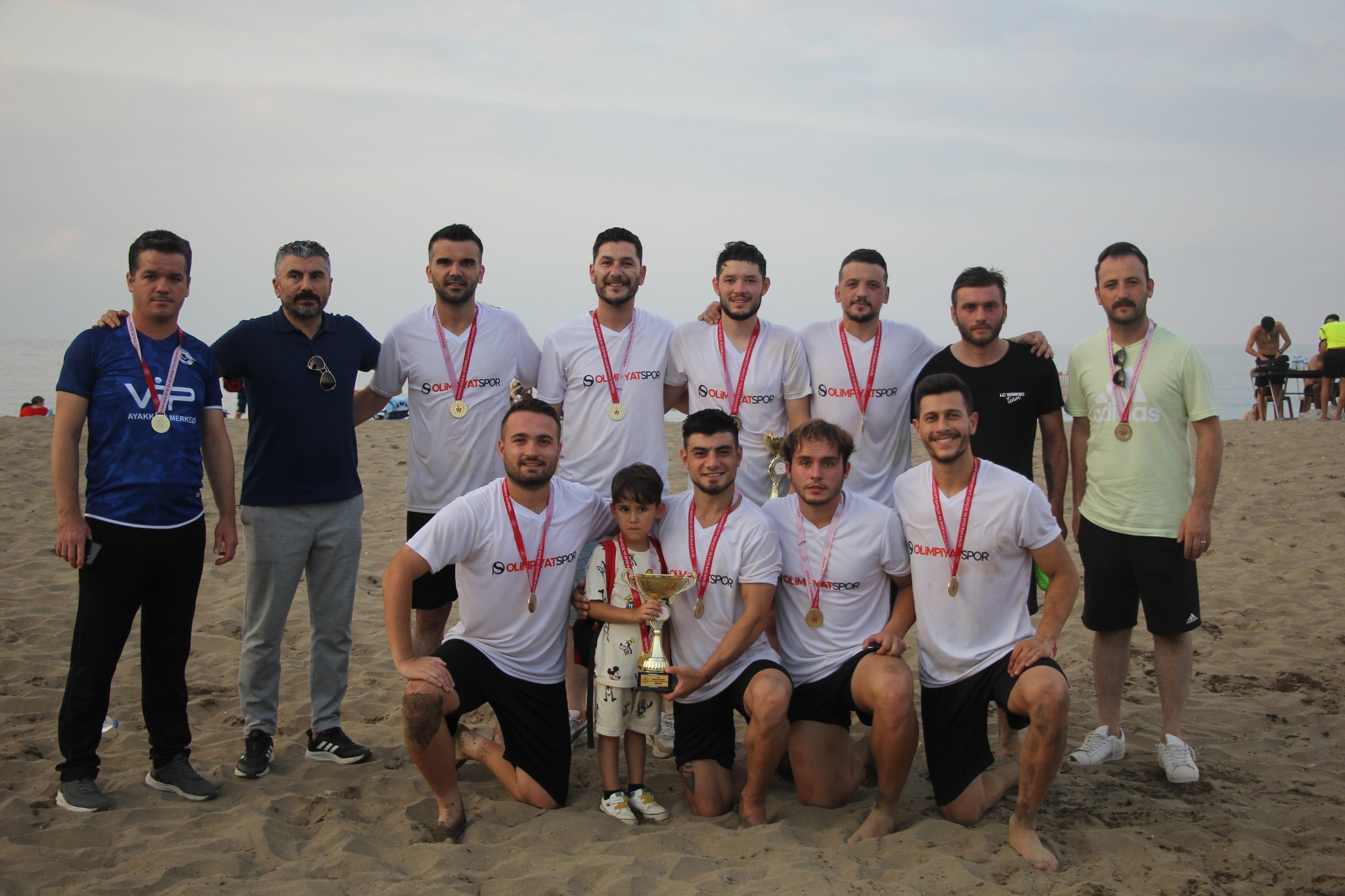 PLAJ FUTBOLUNDA ŞAMPİYONLAR KUPA VE MADALYALARINI ALDI