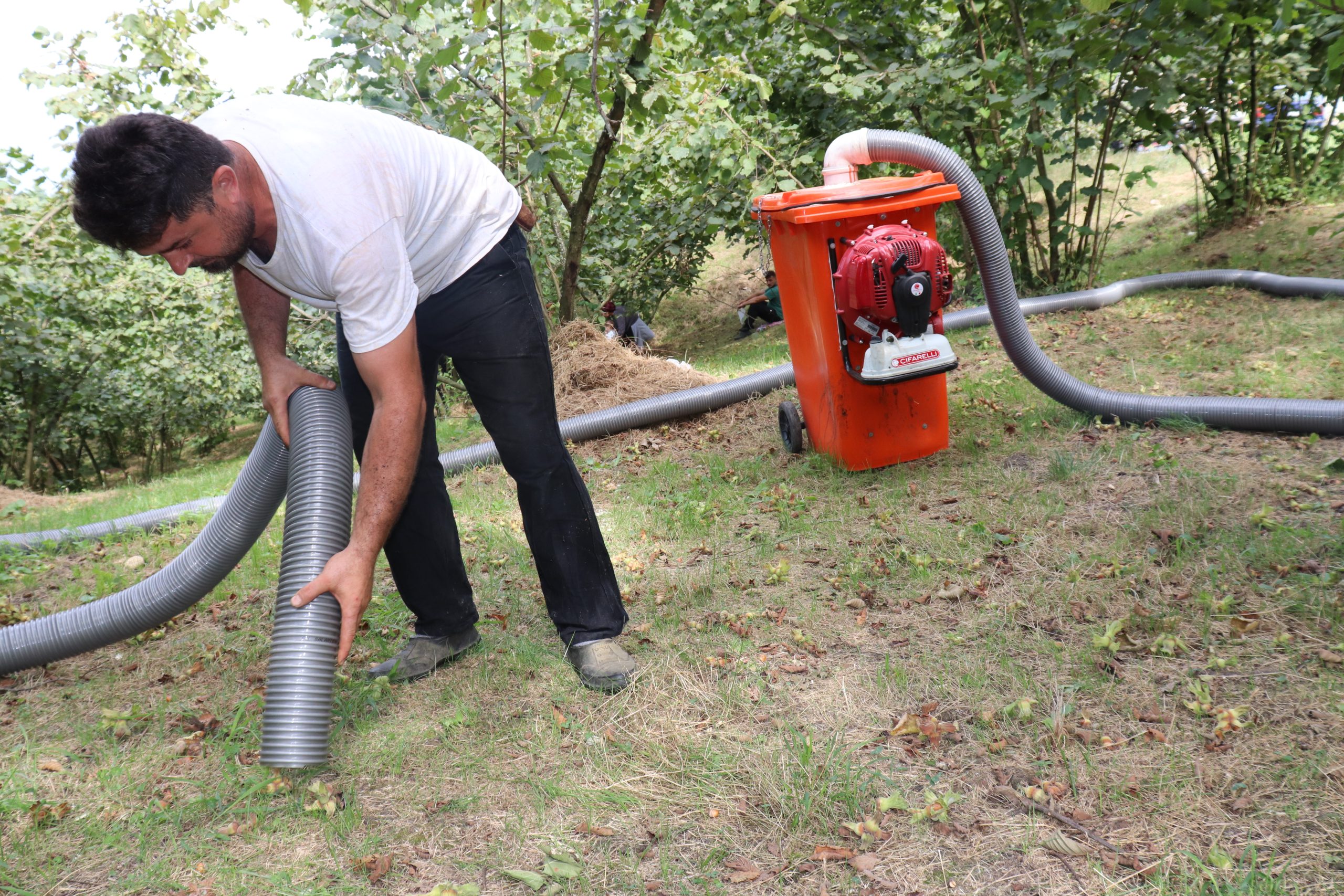 İnşaat ustası çöp kovasından fındık toplama makinesi yaptı