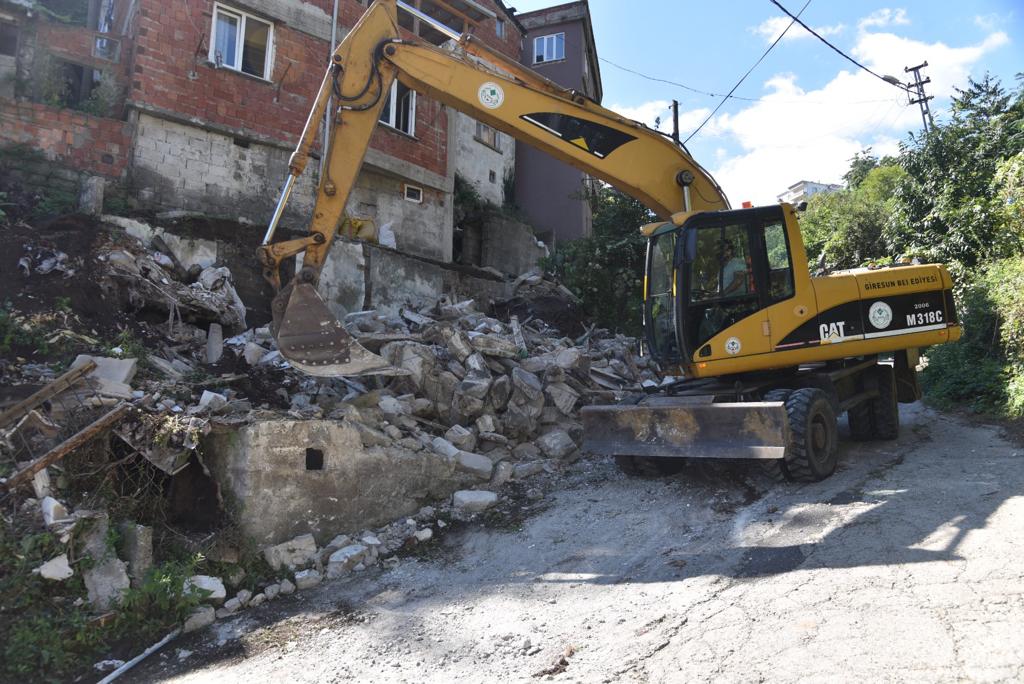 Vatandaşların Huzur ve Güvenliği İçin Metruk Binalar Yıkılıyor
