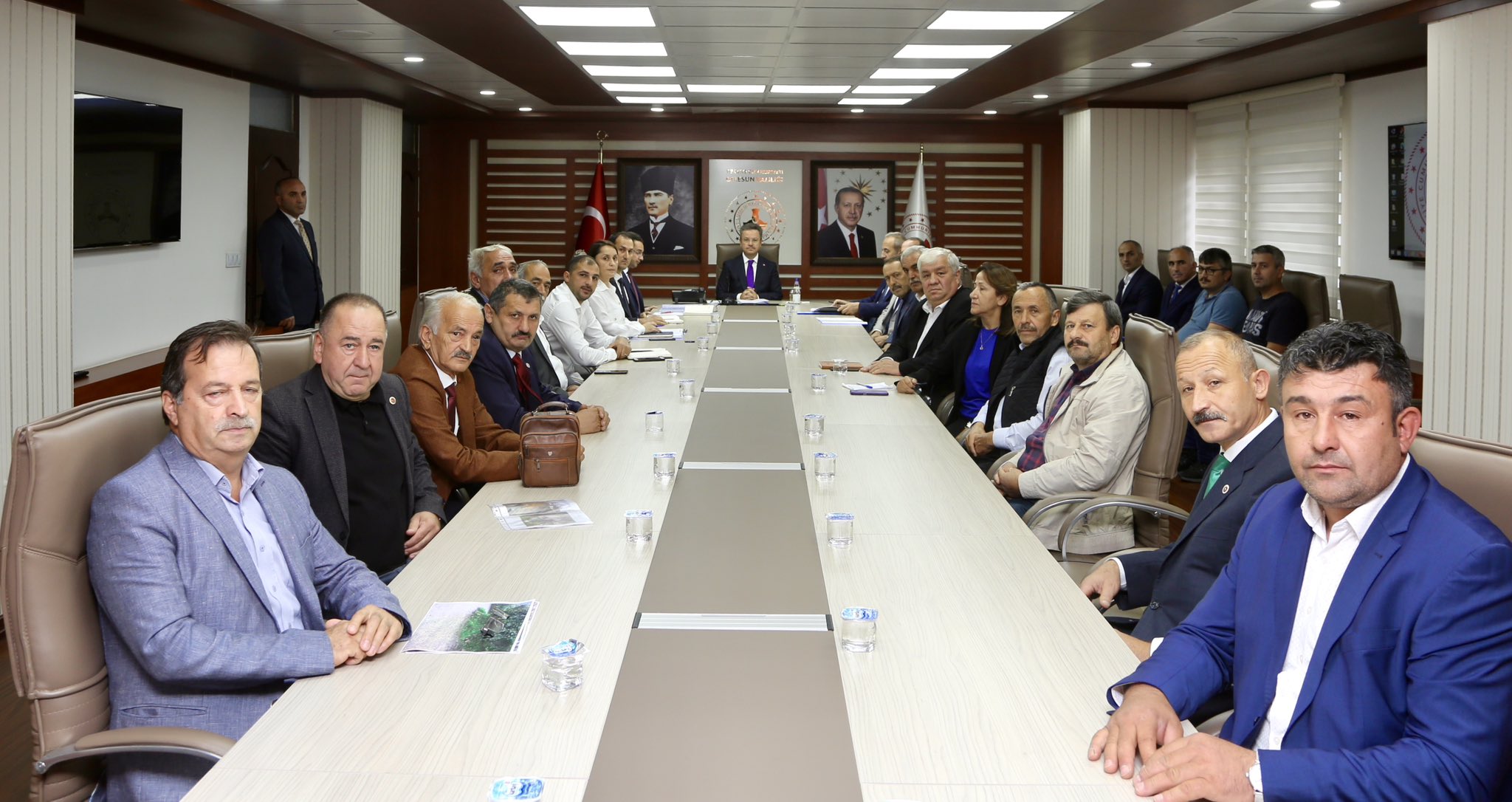 Vali Ünlü, Mahalle ve Köy Muhtarlarıyla Toplantı Yaptı