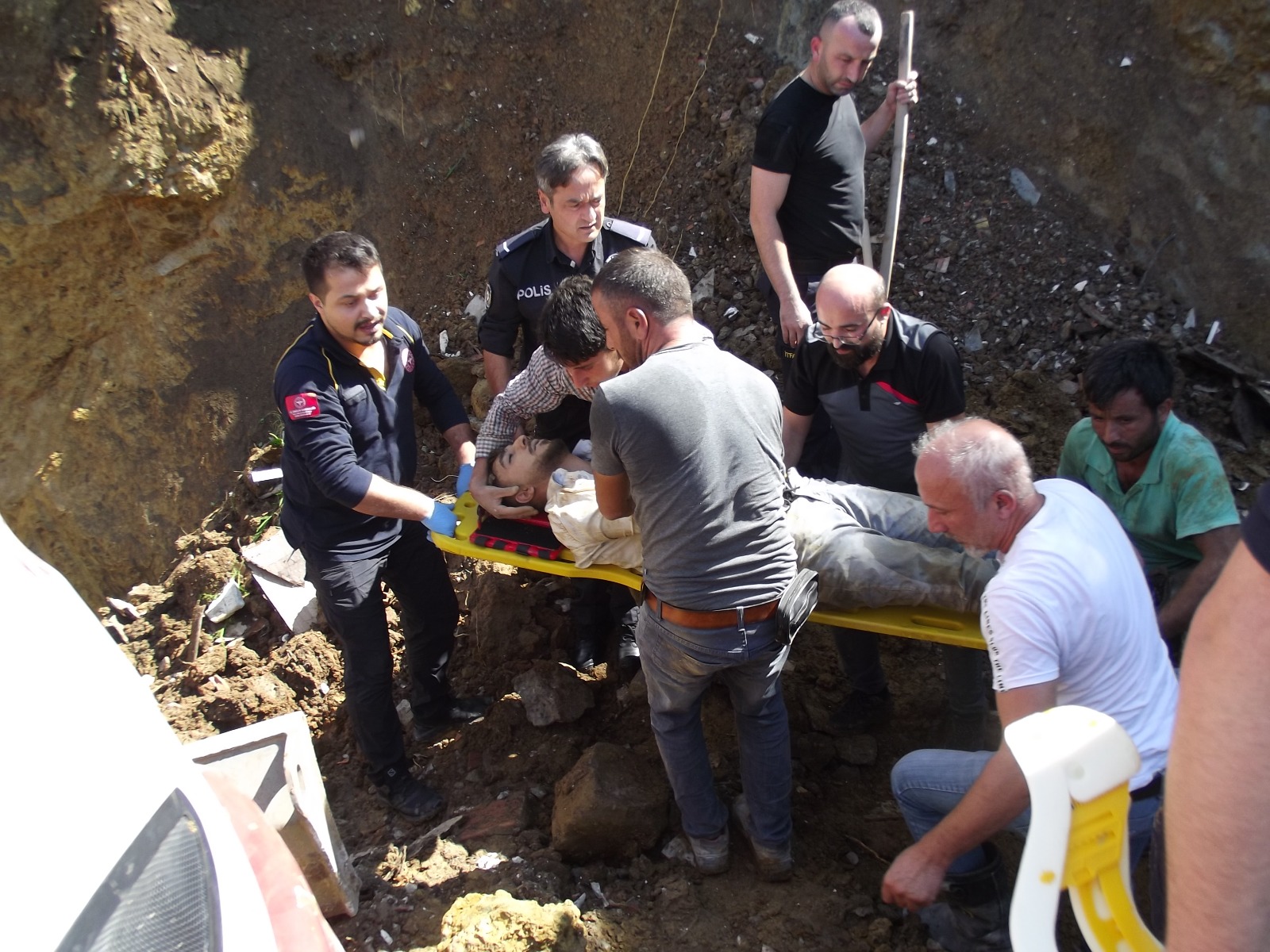 Giresun’da kayan toprağın altında kalan işçi kurtarıldı