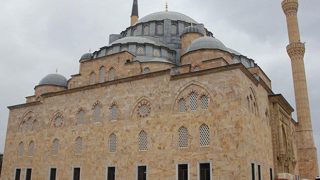 29 yılda tamamlanan yığma taş cami, mimarisiyle dikkati çekiyor