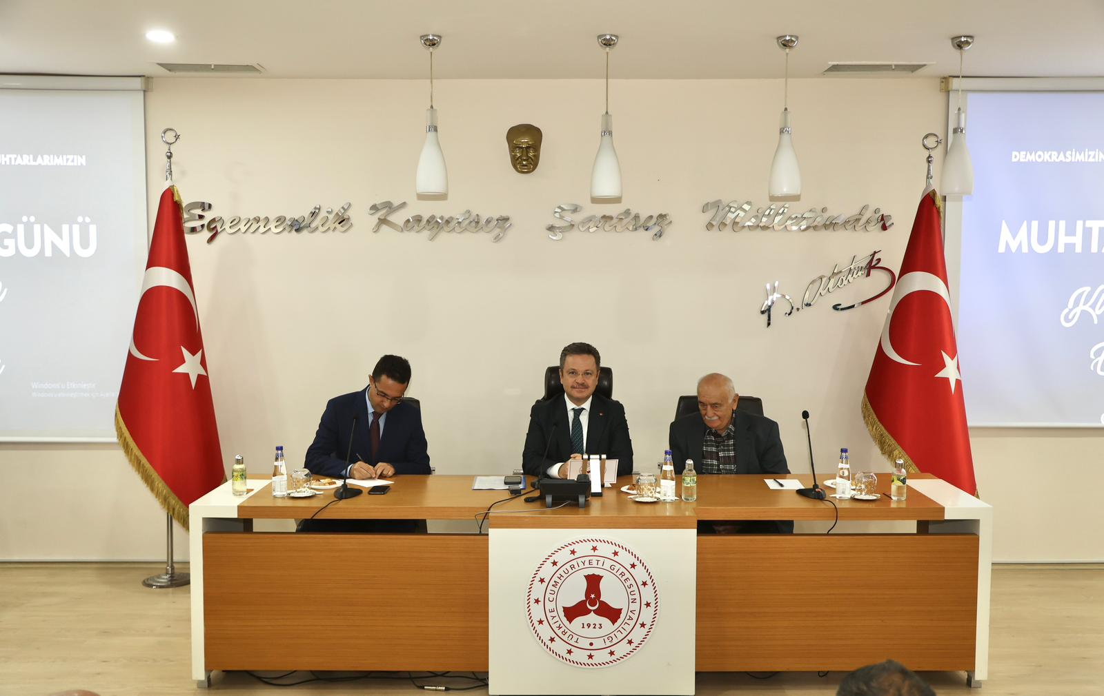 Vali Ünlü, Muhtarlarla Bir Araya Geldi
