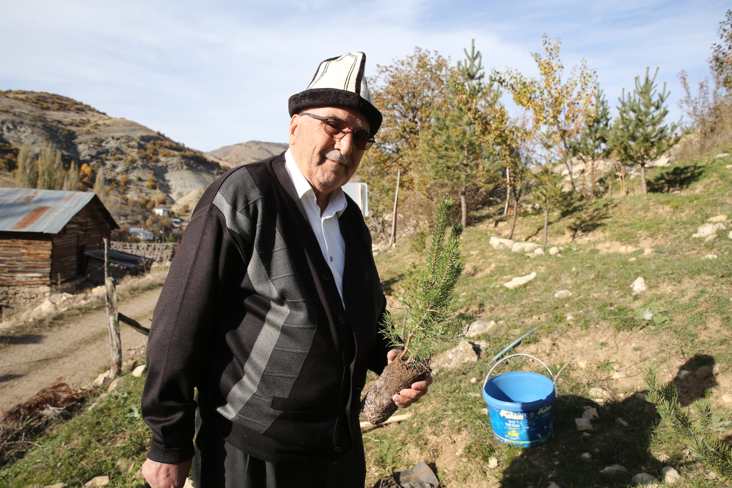 83 Yaşındaki “Cemal Emmi” 30 Yıldır Köyündeki Atıl Arazileri Ağaçlandırıyor