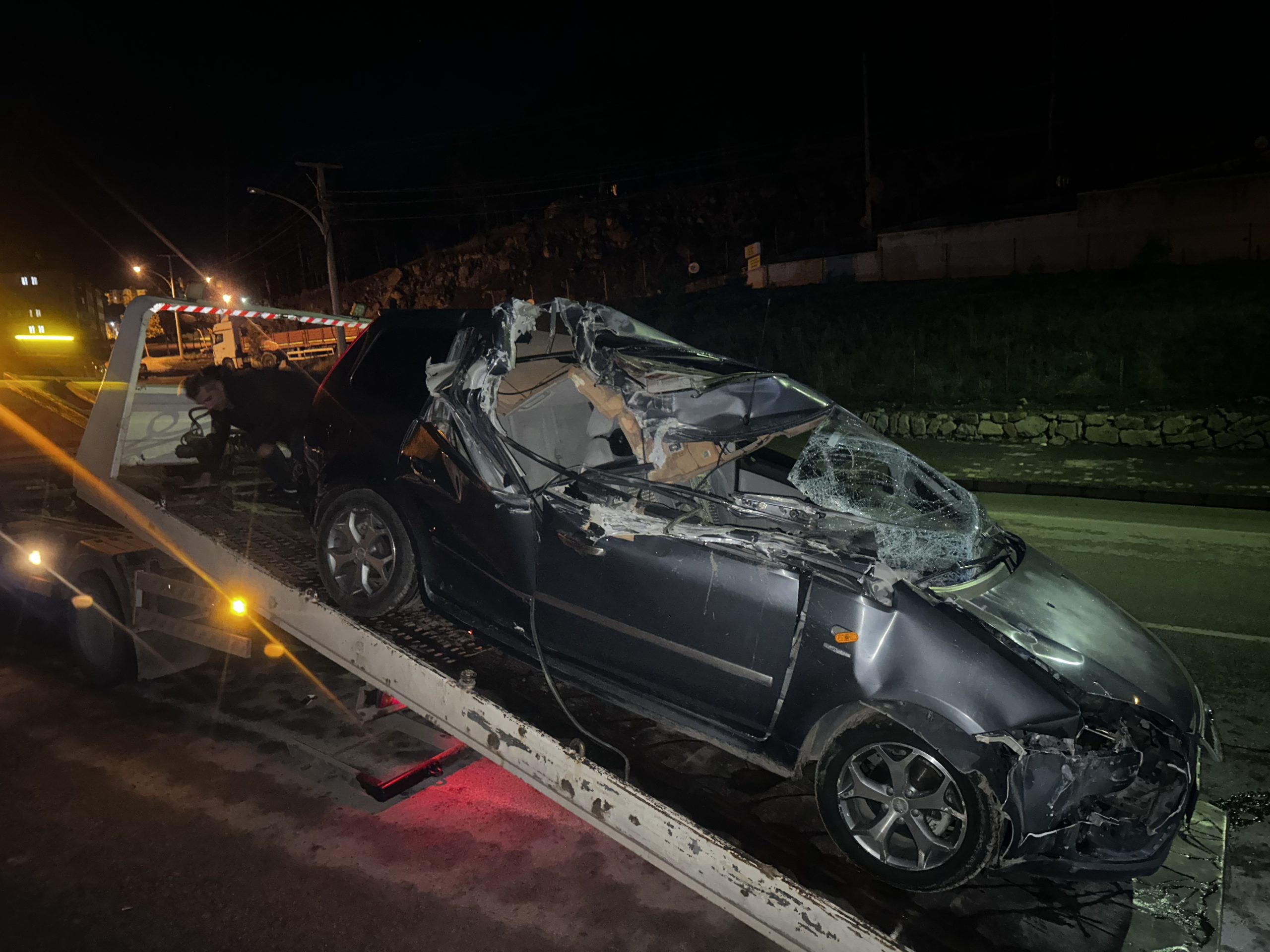 Giresun’da park halindeki tıra çarpan otomobilin sürücüsü yaralandı