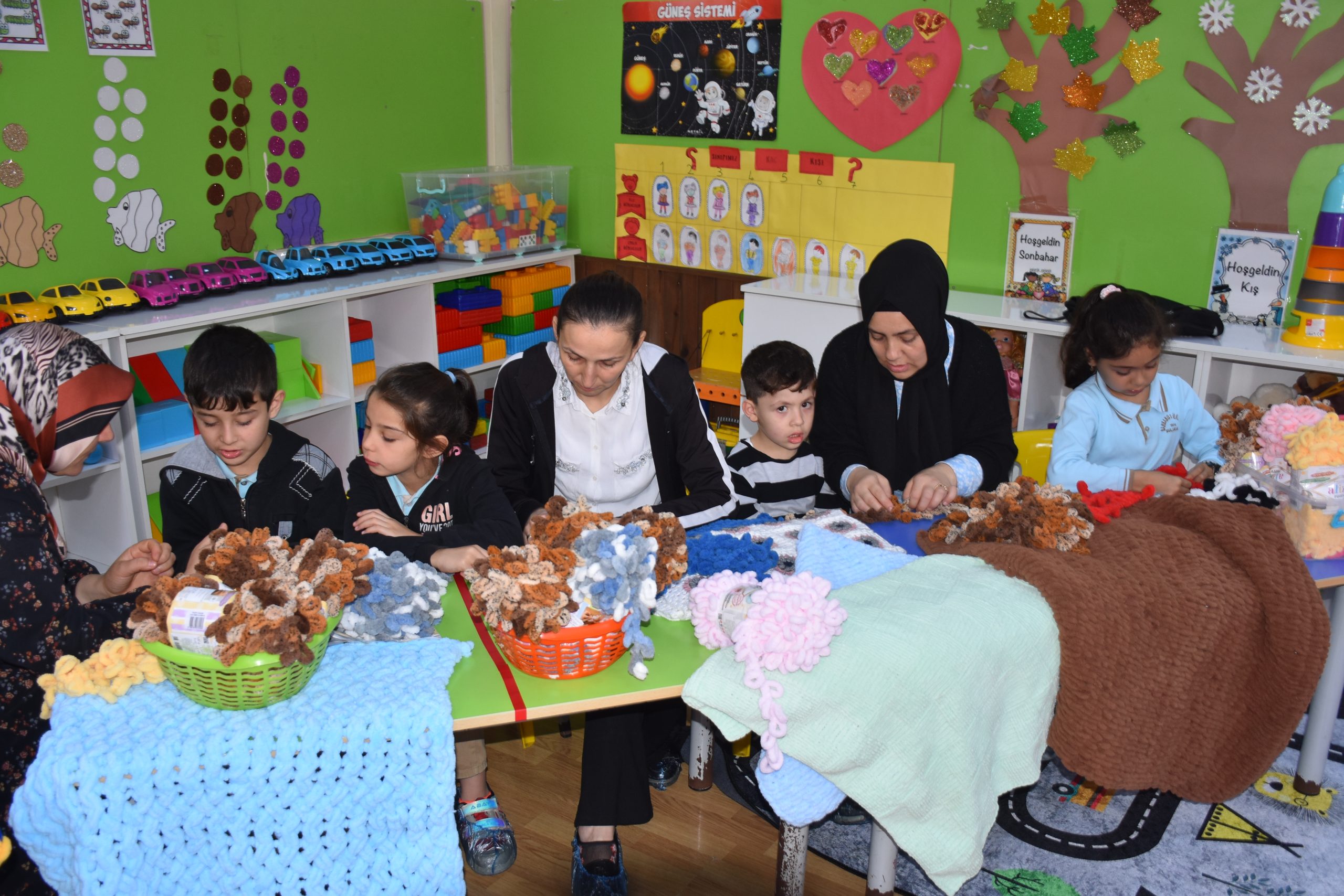 Öğretmen ve öğrencileri, yenidoğan yoğun bakım servisleri için battaniye örüyor