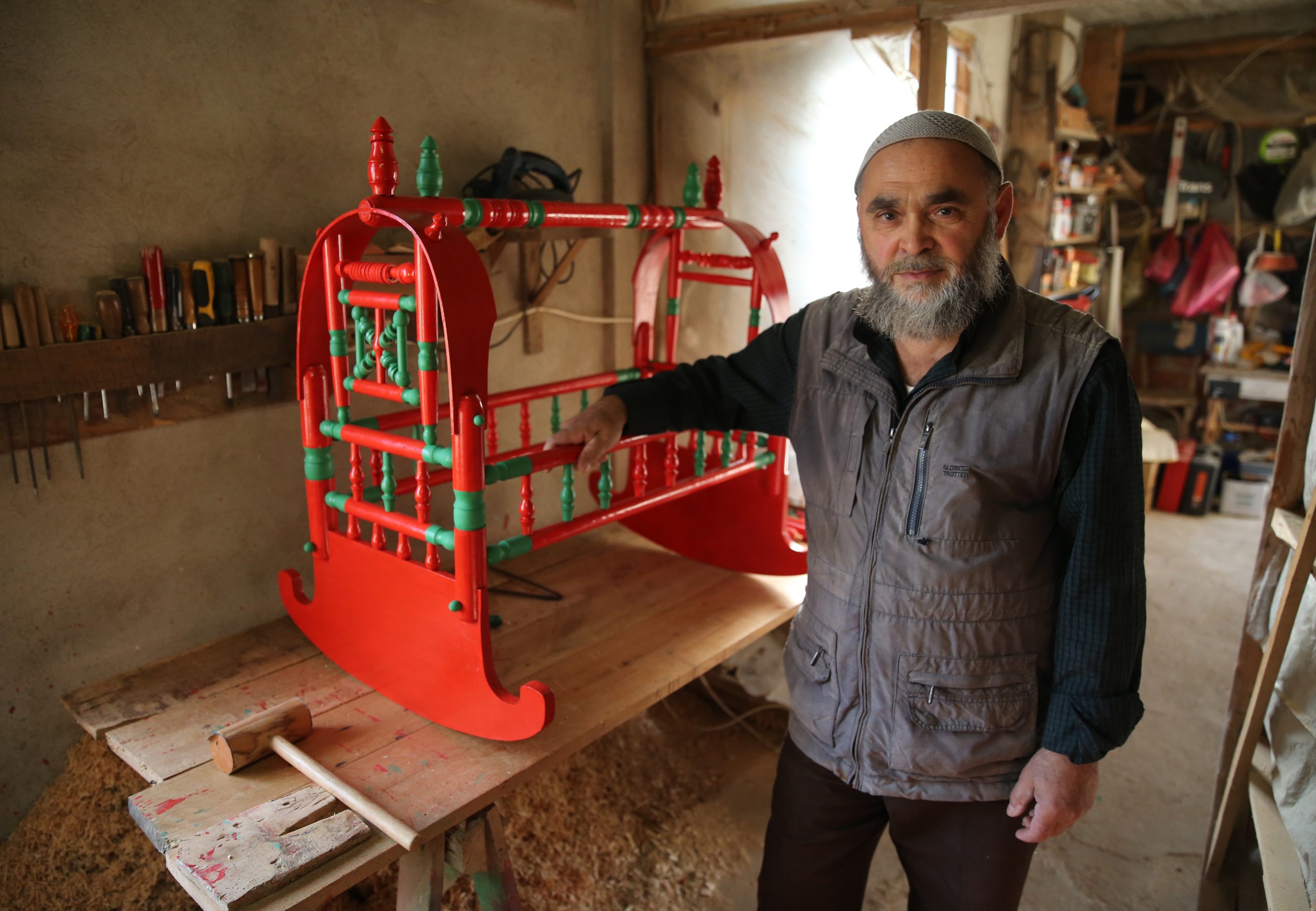 52 yıldır ahşap parçalarını bir araya getirip tahta beşik yapıyor