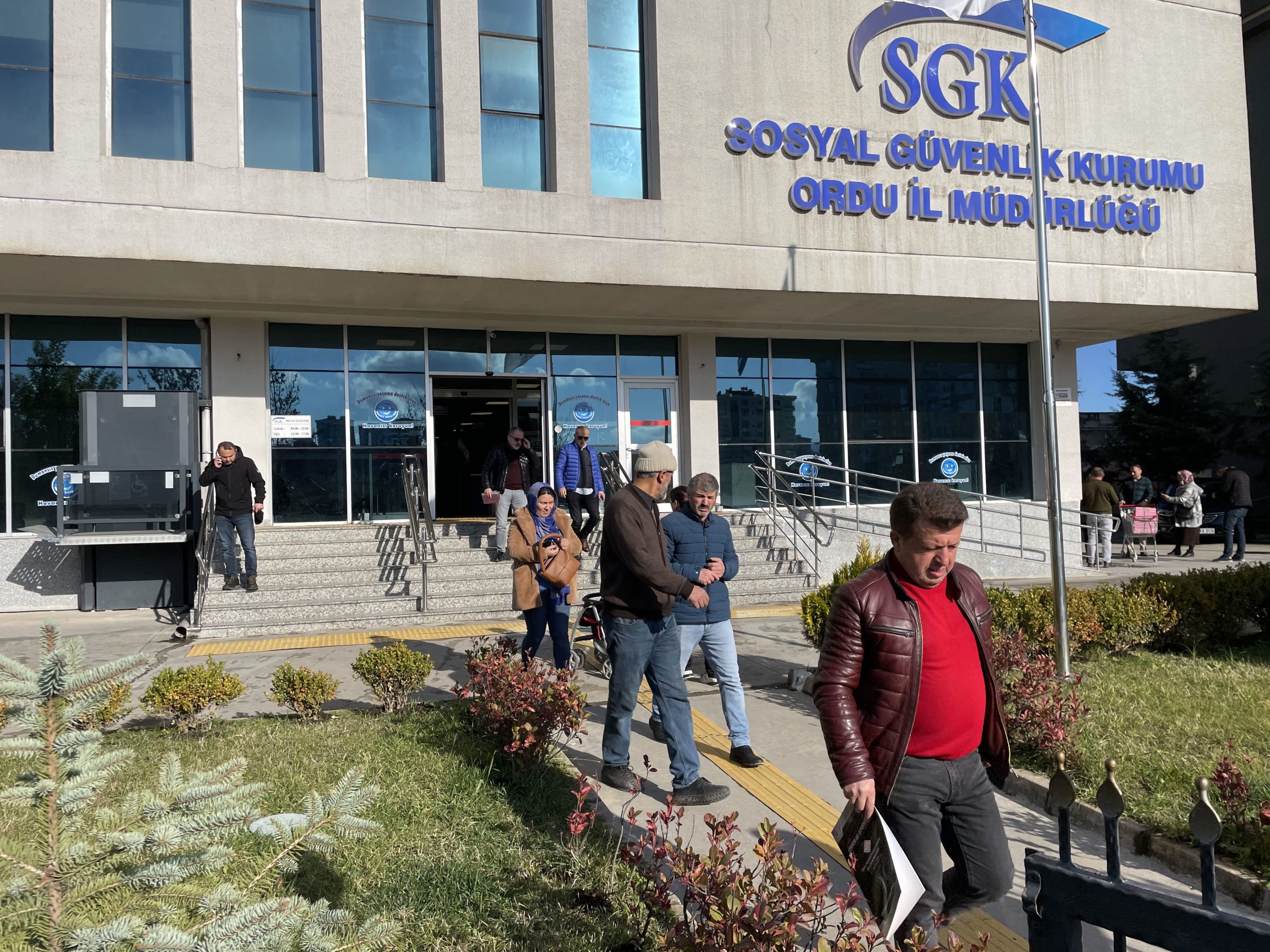 Karadeniz’de 5 İlde EYT’li Vatandaşlar SGK Önünde Yoğunluk Oluşturdu