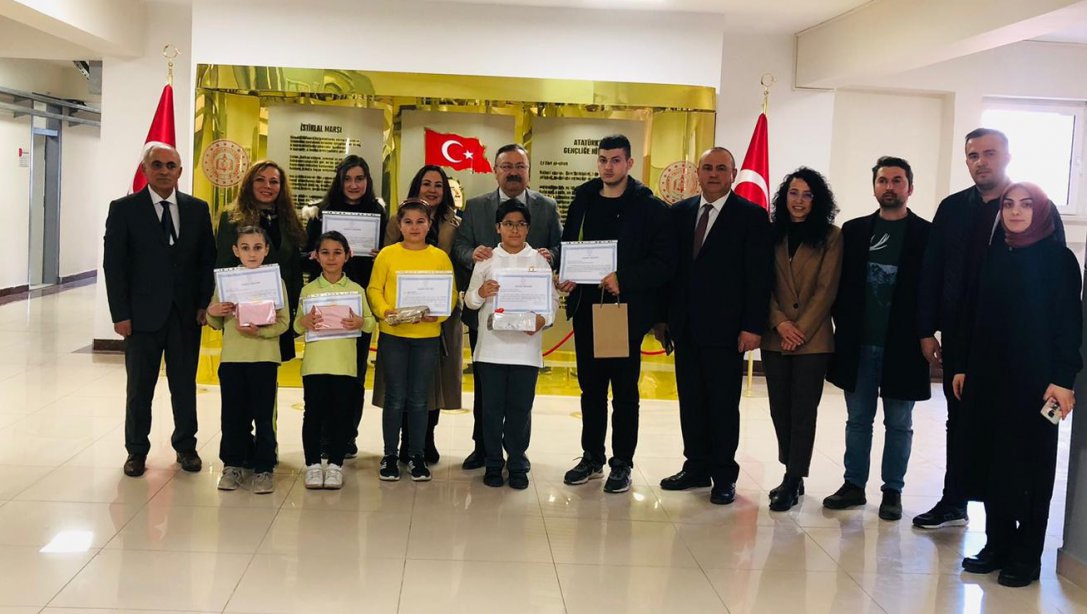 Müdür Tosunoğlu, “Ekonomik Kalkınmada Kadının Rolü” Konulu Yarışmada Dereceye Giren Öğrencileri Kabul Etti