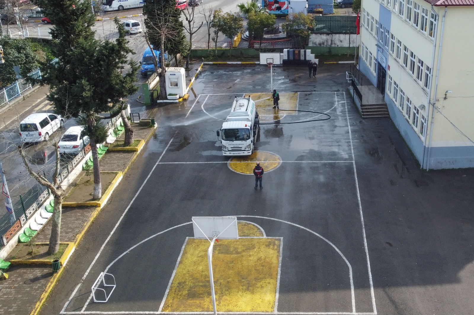 Giresun Belediyesi’nin Okul Bahçelerinde Temizlik Çalışması