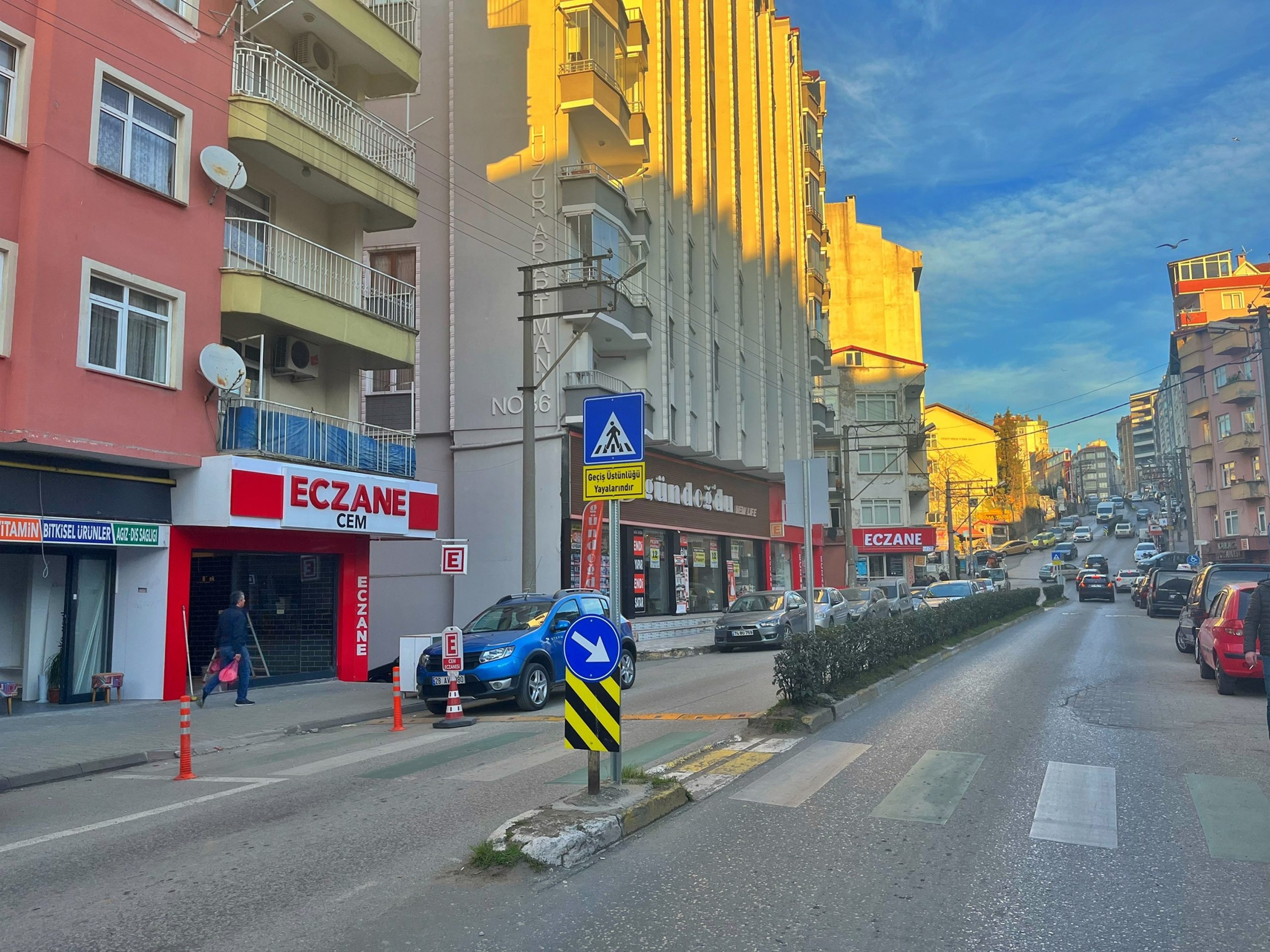Yaya Güvenliği İçin Uyarıcı Trafik Levhaları Takılıyor