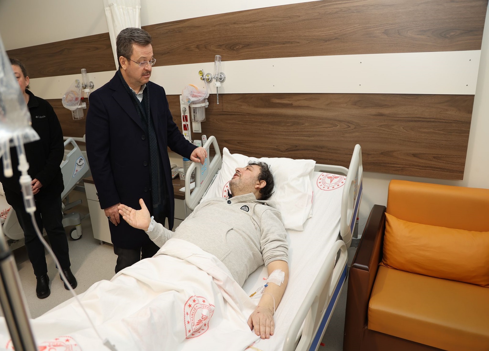 Vali Ünlü, Depremzedeleri Hastanede Ziyaret Etti