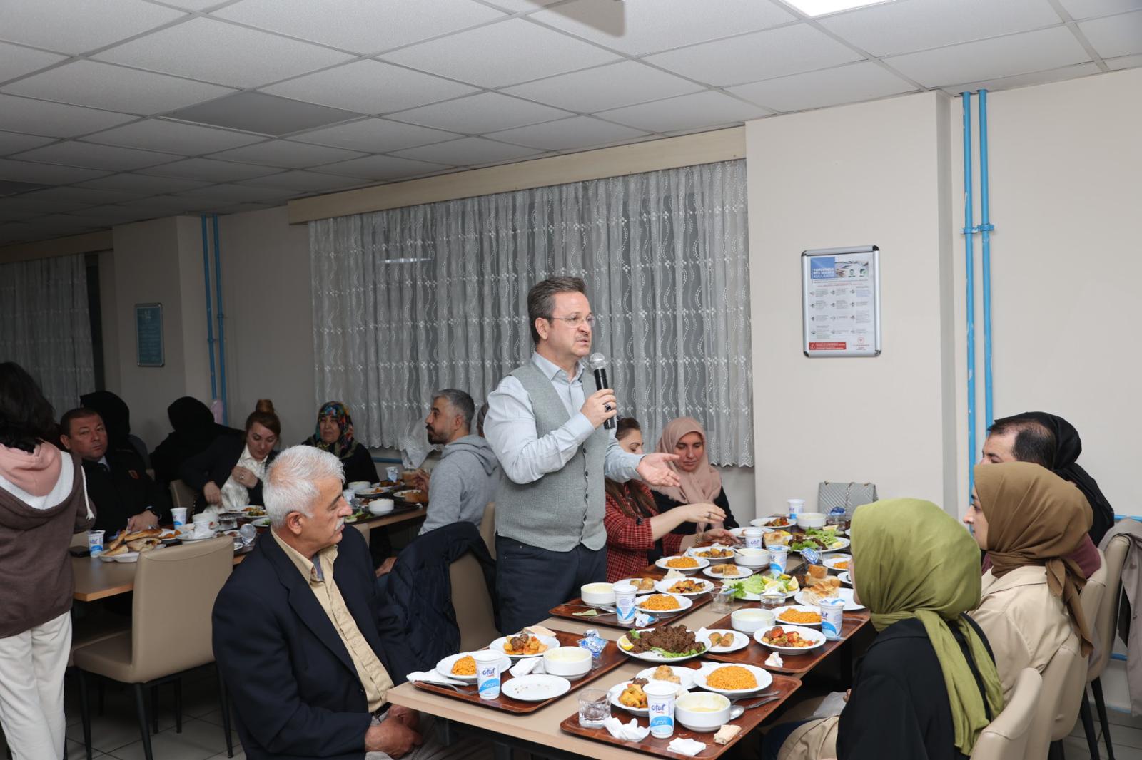 Vali Ünlü ve Eşi Hanımefendi, Depremzedelerle İftarda Buluştu