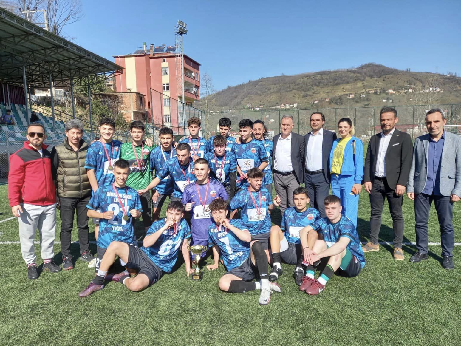 Genç Erkekler ve Kızlar Futbol İl Birinciliği Düzenlendi