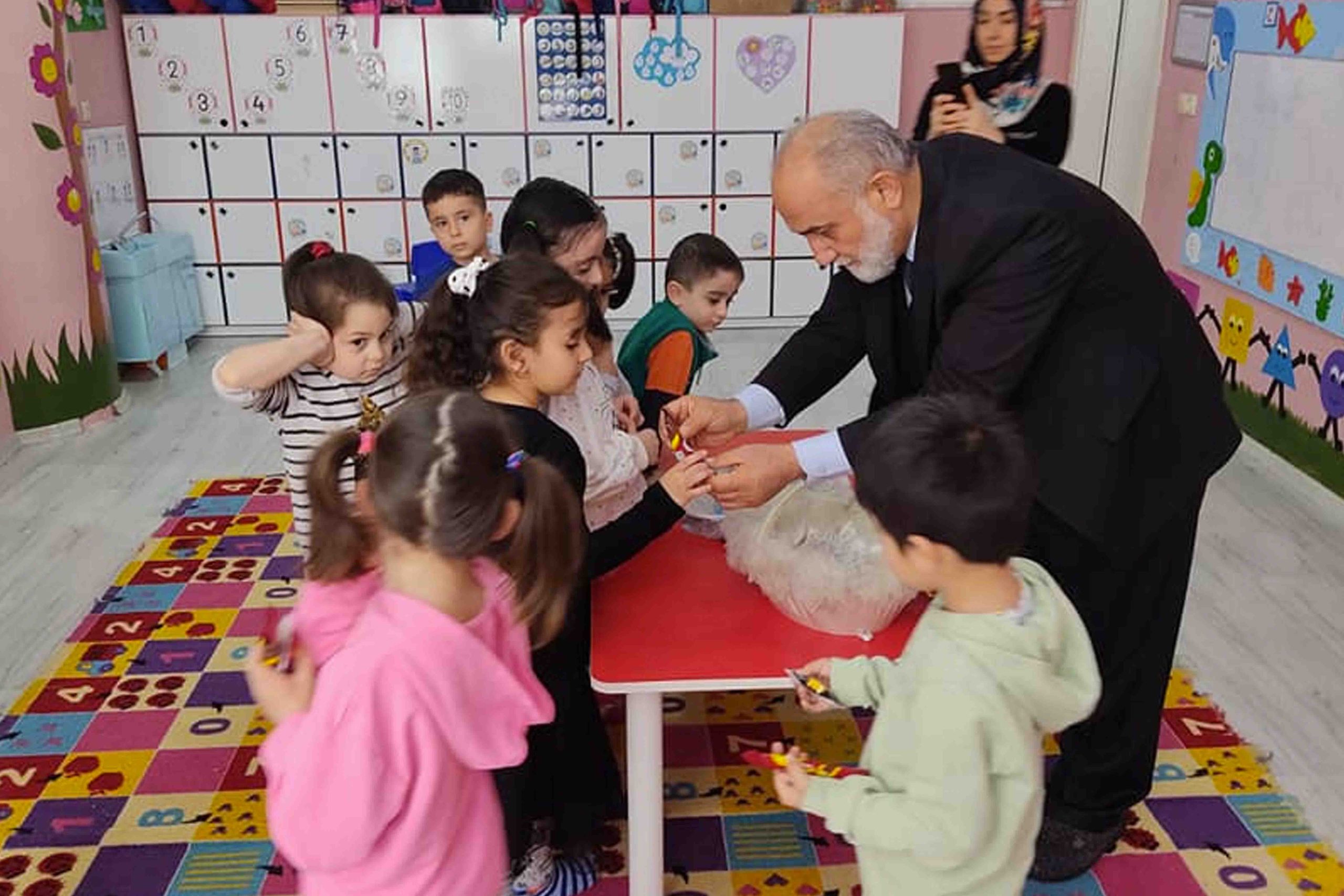 Minikler harçlıklarını ‘iyilik’ için bağışladı