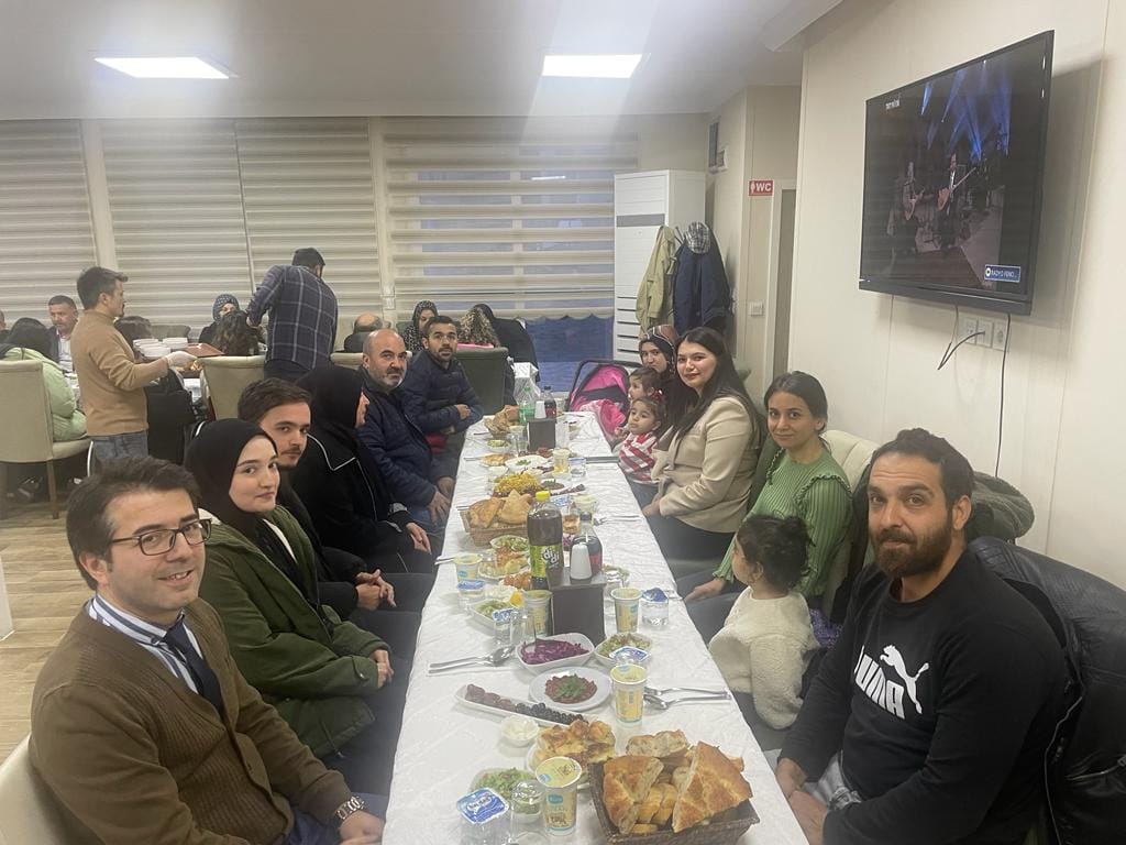Kaymakam Yerlikaya Depremzedelerle İftar Yemeğinde Buluştu