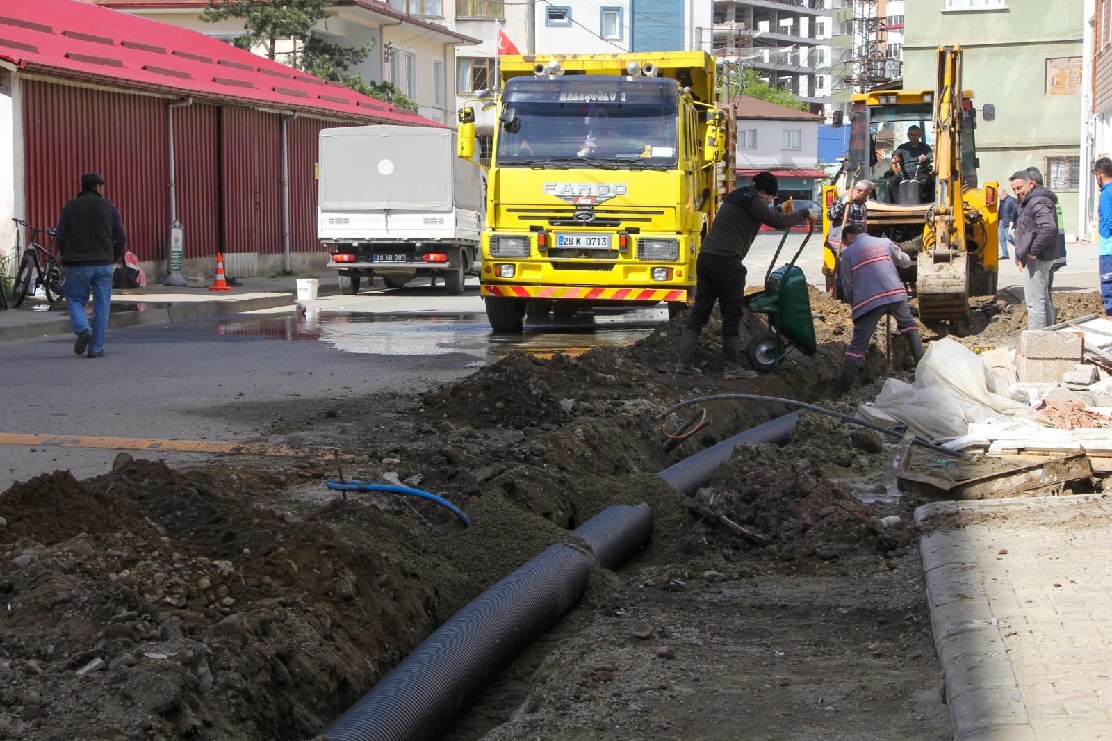 Su Kanal Ekipleri Çalışmalarını Sürdürüyor