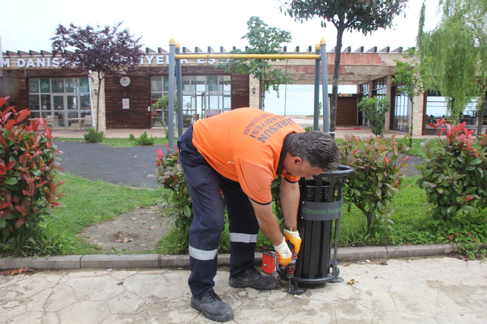 Modern Çöp Kovaları Monte Ediliyor