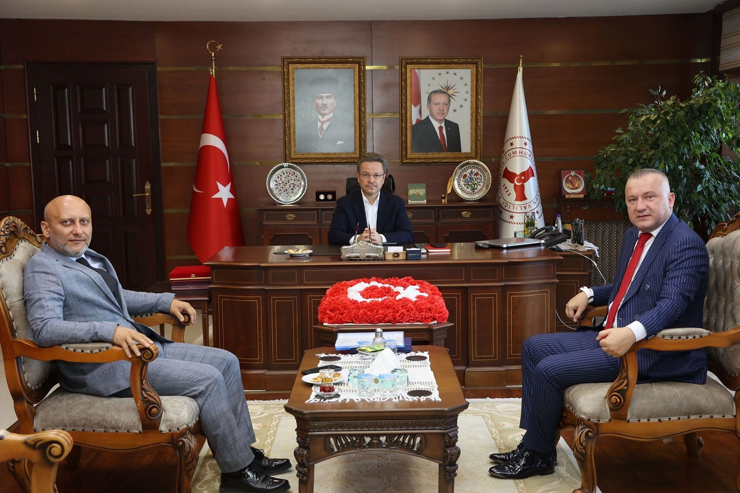 Vali Ünlü, Keşap Belediye Başkanı ve Beraberindeki Heyeti Ağırladı