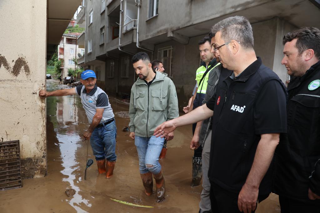 Vali Ünlü: “Ekiplerimizle Birlikte Sahadayız”