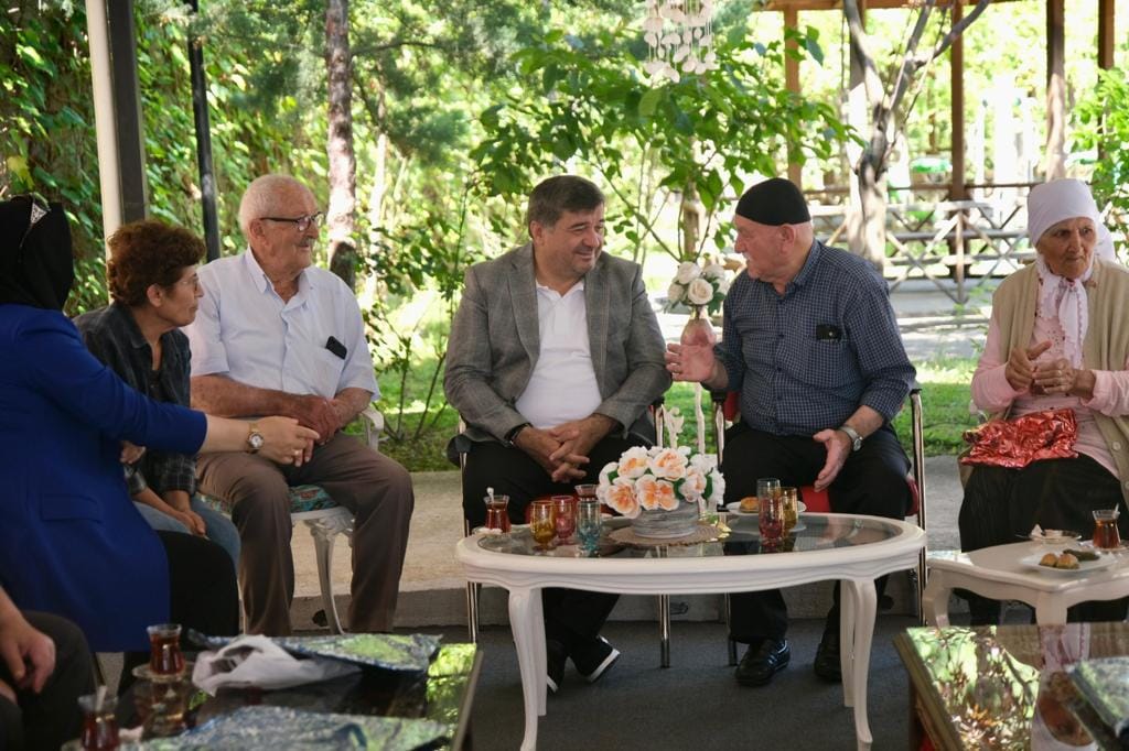 Başkan Şenlikoğlu, Bayramda Vatandaşlarla Bir Araya Geldi