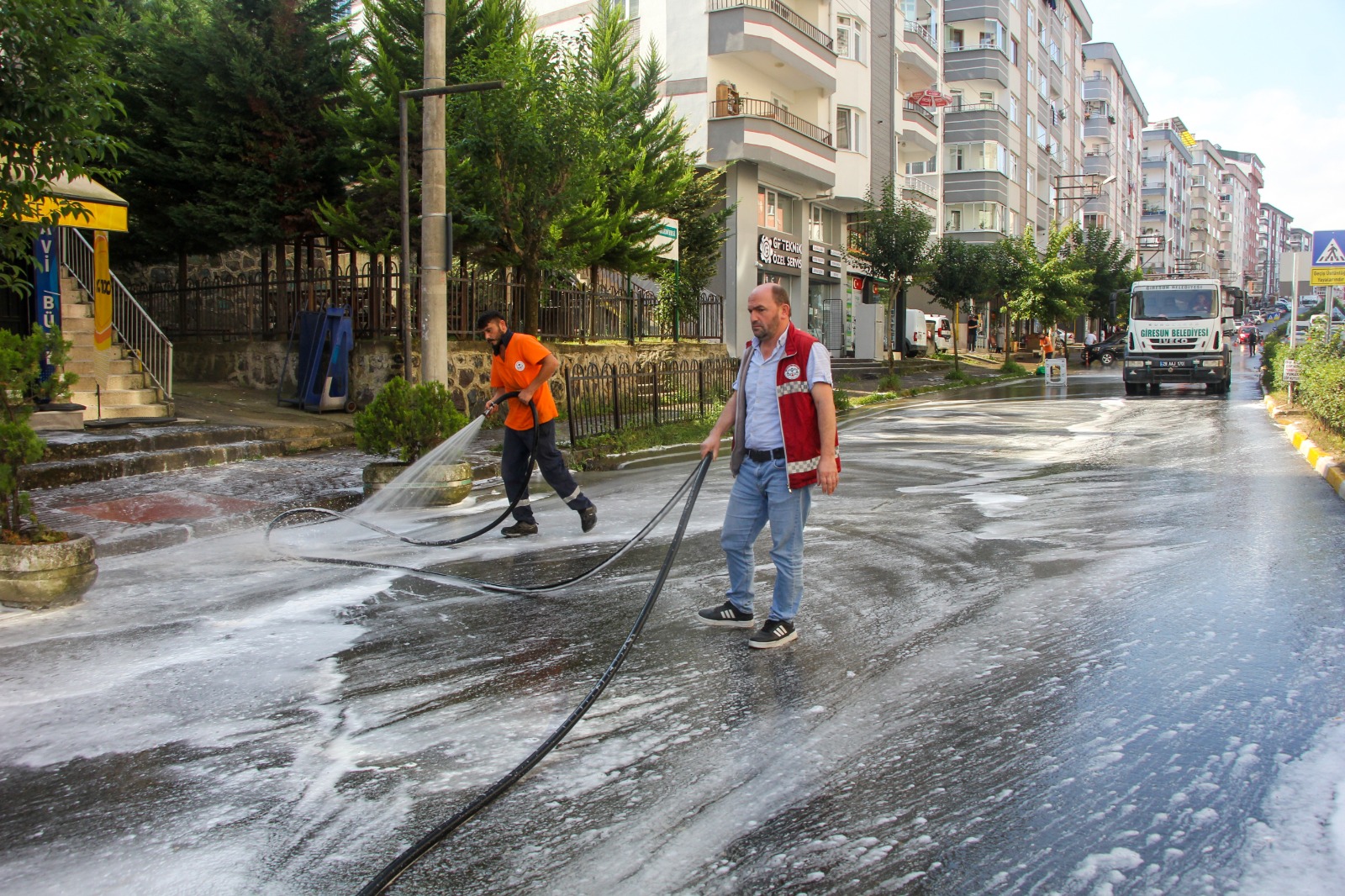 Giresun’umuzun Cadde ve Sokakları Köpüklü Sularla Yıkanıyor